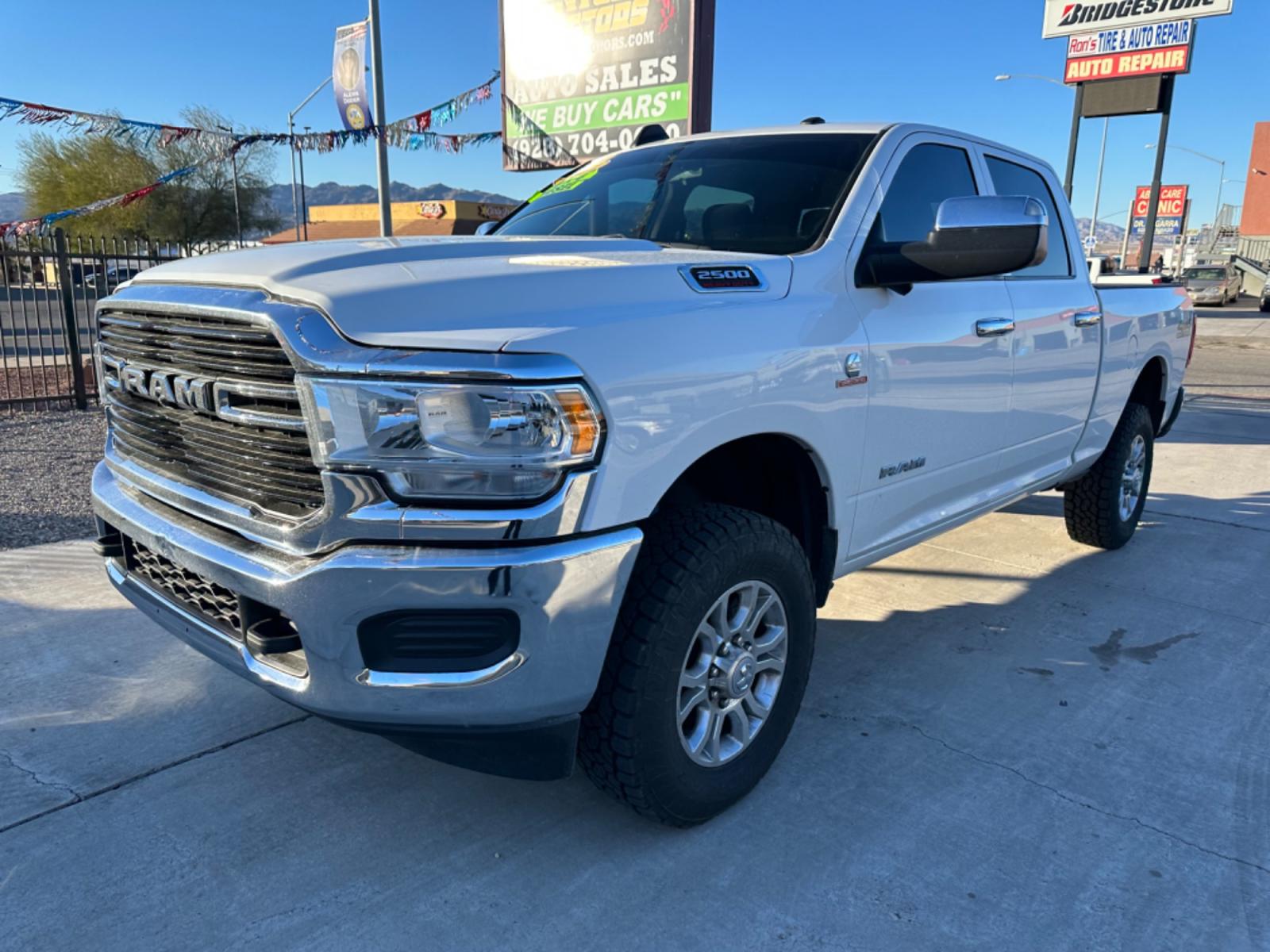 2020 White RAM 2500 Tradesman Crew Cab SWB 4WD (3C6UR5CL0LG) with an 6.7L L6 OHV 24V TURBO DIESEL engine, 6A transmission, located at 2190 Hwy 95, Bullhead City, AZ, 86442, (928) 704-0060, 0.000000, 0.000000 - 2020 Ram 2500 crew cab 4x4 diesel . Only 25k miles . Clean carfax Still has full factory warranty until the end of 2023. split front bench. seats 6. new tires. great running clean truck. bluetooth, backup camera,. keyless entry. satellite radio. power windows locks, rear sliding window. spray in bed - Photo #1