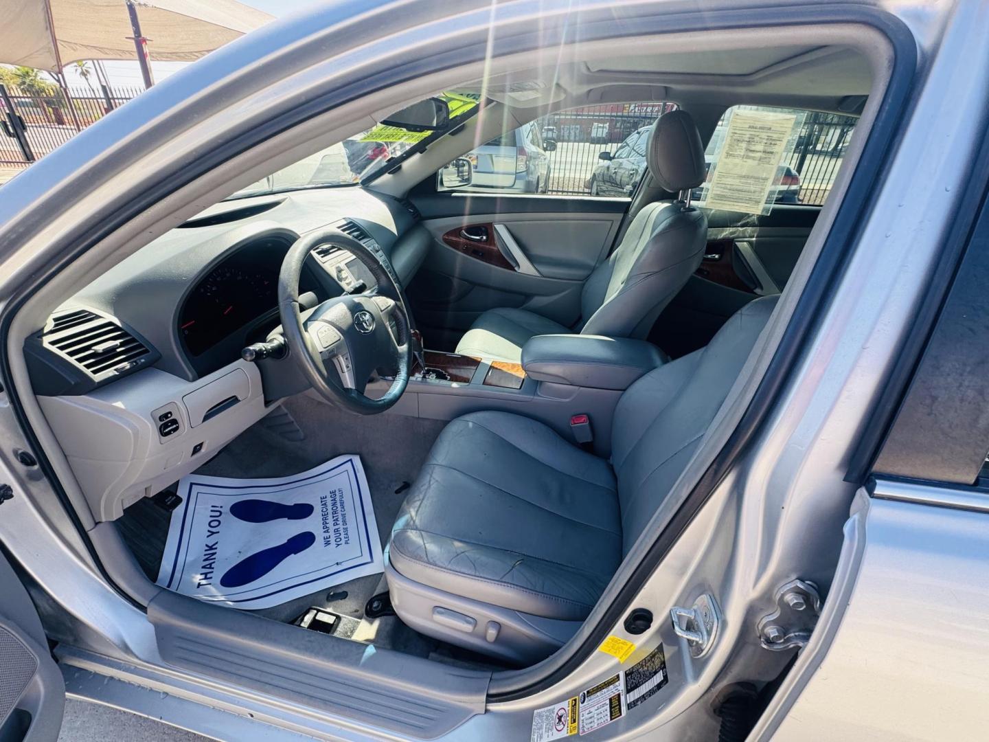 2011 Silver Toyota Camry SE 6-Spd automatic (4T1BF3EK5BU) with an 2.5L L4 DOHC 16V engine, 6-Speed automatic transmission, located at 2190 Hwy 95, Bullhead City, AZ, 86442, (928) 704-0060, 0.000000, 0.000000 - 2011 Toyota Camry XLE. 108k . Leather moonroof . loaded. Brand new tires. Financing available. One of the longest lasting best cars on the market today is the toyota Camry. - Photo#6