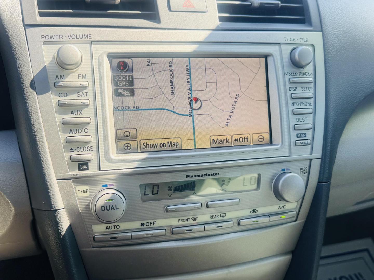 2011 Silver Toyota Camry SE 6-Spd automatic (4T1BF3EK5BU) with an 2.5L L4 DOHC 16V engine, 6-Speed automatic transmission, located at 2190 Hwy 95, Bullhead City, AZ, 86442, (928) 704-0060, 0.000000, 0.000000 - 2011 Toyota Camry XLE. 108k . Leather moonroof . loaded. Brand new tires. Financing available. One of the longest lasting best cars on the market today is the toyota Camry. - Photo#10