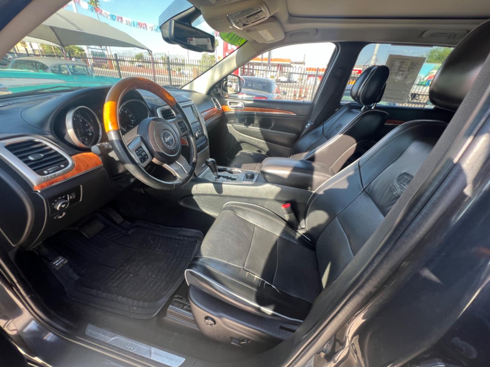 2011 Black Jeep Grand Cherokee Overland 4WD (1J4RR6GT8BC) with an 5.7L V8 OHV 16V engine, 5-Speed Automatic transmission, located at 2190 Hwy 95, Bullhead City, AZ, 86442, (928) 704-0060, 0.000000, 0.000000 - Photo #4