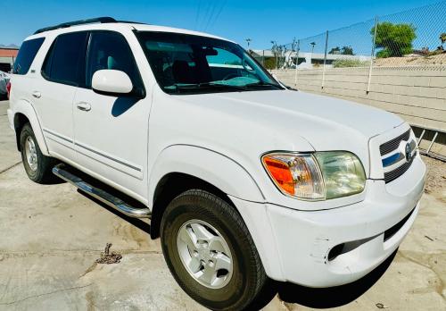 2005 Toyota Sequoia SR5 2WD 3rd row seating. leather. 