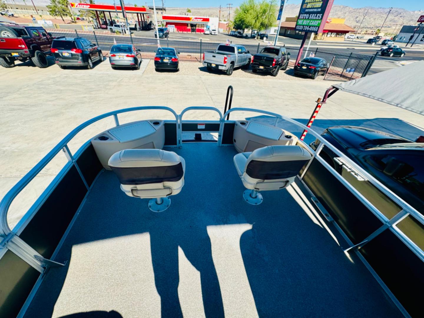 2017 tan Suntracker Fishin Barge 22 DLX , located at 2190 Hwy 95, Bullhead City, AZ, 86442, (928) 704-0060, 0.000000, 0.000000 - On consignment. this super clean 2017 Suntracker Fishing Barge 22DLX. Only 80 hours on the engine. Always covered. Looks like new. 115 4 stroke engine. Recently serviced. spare tire. fish finder. livewell. lots of extras. Well taken care of . carpet and interior in great shape. Free and clear title. - Photo#17