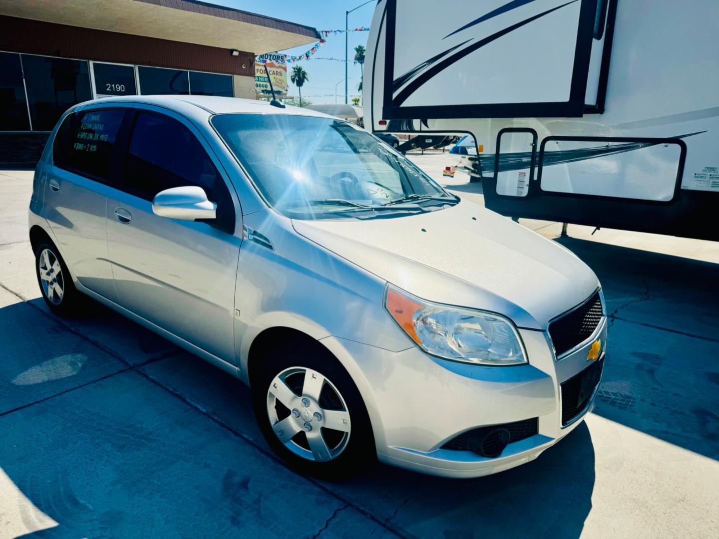 2009 Silver Chevrolet Aveo5 (KL1TD66E79B) , located at 2190 Hwy 95, Bullhead City, AZ, 86442, (928) 704-0060, 0.000000, 0.000000 - 1 owner. yes only 20k miles. clean carfax. Absolutely clean like new. always garaged. In house financing available. great gas mileage car. up to 29 miles per gallon. We Finance. - Photo#0