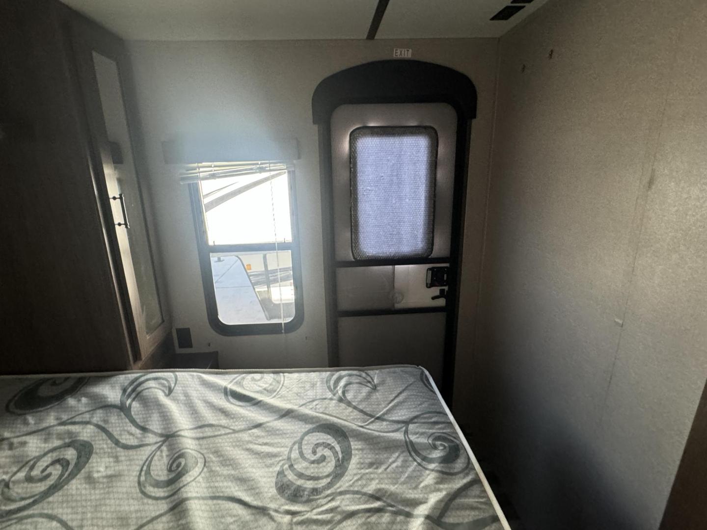 2019 White Keystone travel trailer hideout 26RL , located at 2190 Hwy 95, Bullhead City, AZ, 86442, (928) 704-0060, 0.000000, 0.000000 - 2019 Keystone 26RL. Hideout model. 26 ft. brand new batterie. 1 slideout . super clean. great travel trailer. everything works. sleep up to 6. 1 owner. Free and clear title. - Photo#12
