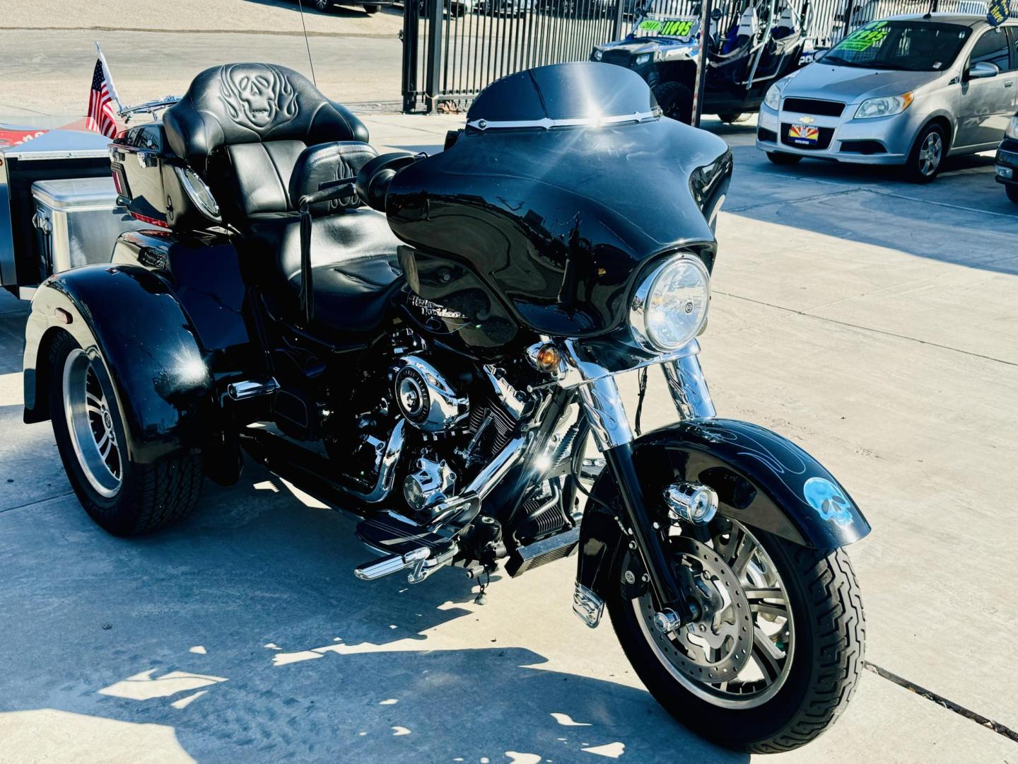 2010 Black /black Harley-Davidson FLHXXX - (1HD1MBM37AB) , located at 2190 Hwy 95, Bullhead City, AZ, 86442, (928) 704-0060, 0.000000, 0.000000 - 2010 Harley Davidson trike with trailer. custom. super clean . lots of extras, 38k miles. always garaged. has full dresser, radio, full windshield. full cover . dyno jet tuner. custom pin striping. this bikes a looker. custom trailer to match. $17900 o.b.o. free and clear titles for both. - Photo#3