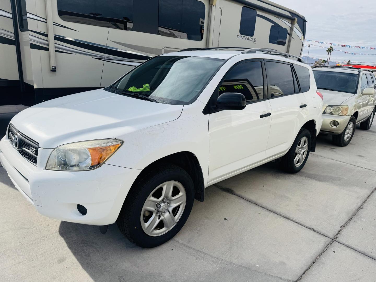 2007 Toyota RAV4 Base V6 2WD (JTMZK33V076) with an 3.5L V6 DOHC 24V engine, 5-Speed Automatic Overdrive transmission, located at 2190 Hwy 95, Bullhead City, AZ, 86442, (928) 704-0060, 0.000000, 0.000000 - *1 owner. - Photo#0