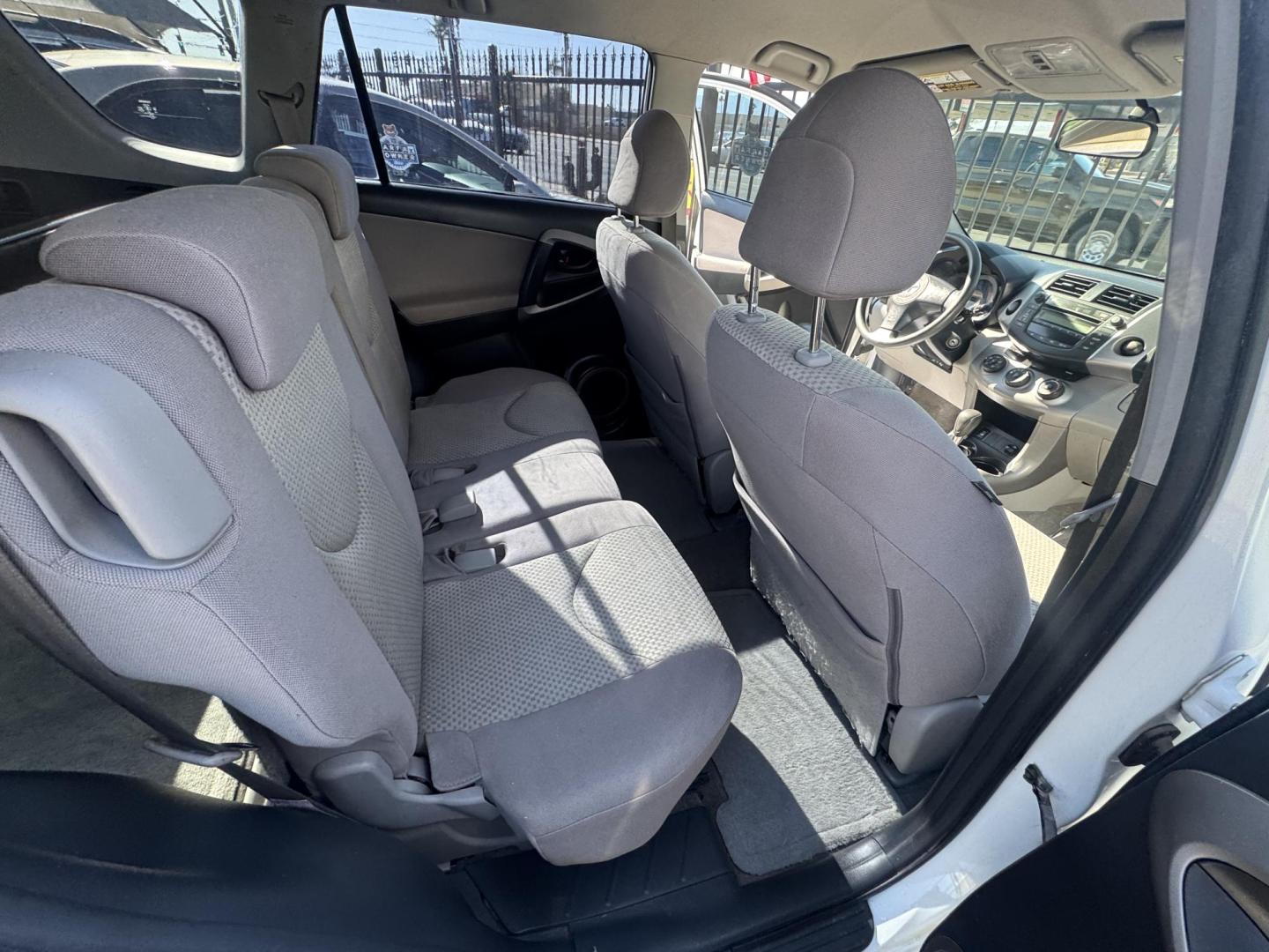 2007 Toyota RAV4 Base V6 2WD (JTMZK33V076) with an 3.5L V6 DOHC 24V engine, 5-Speed Automatic Overdrive transmission, located at 2190 Hwy 95, Bullhead City, AZ, 86442, (928) 704-0060, 0.000000, 0.000000 - *1 owner. - Photo#12