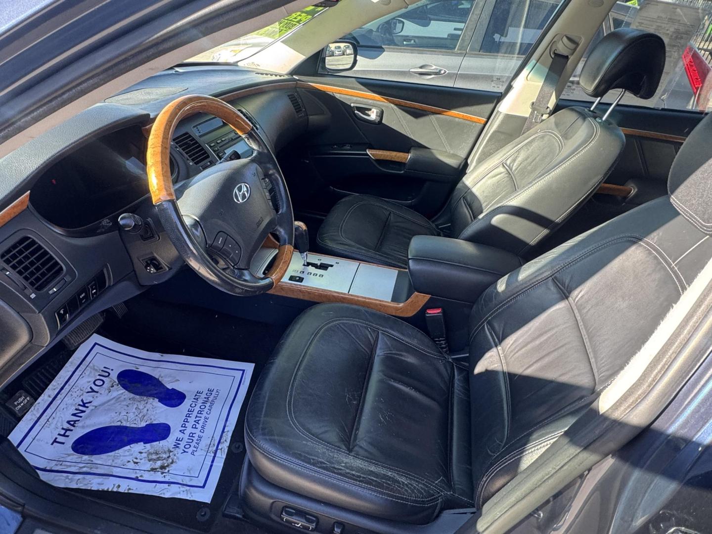 2008 Ming Blue Hyundai Azera Limited (KMHFC46F88A) with an 3.8L V6 DOHC 24V engine, 5-Speed Automatic Overdrive transmission, located at 2190 Hwy 95, Bullhead City, AZ, 86442, (928) 704-0060, 0.000000, 0.000000 - Photo#7