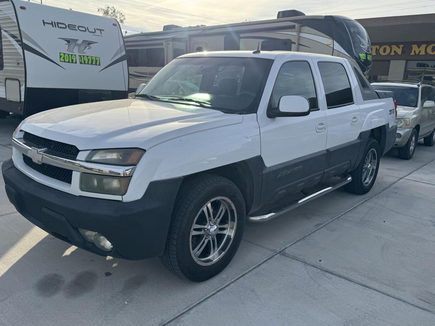 2004 White /grey Chevrolet Avalanche , located at 2190 Hwy 95, Bullhead City, AZ, 86442, (928) 704-0060, 0.000000, 0.000000 - on consignment. 2004 Chevrolet Avalanche 5.3 v8 4x4 . Leather loaded, 142k . custom tires/wheels. free and clear title. - Photo#0