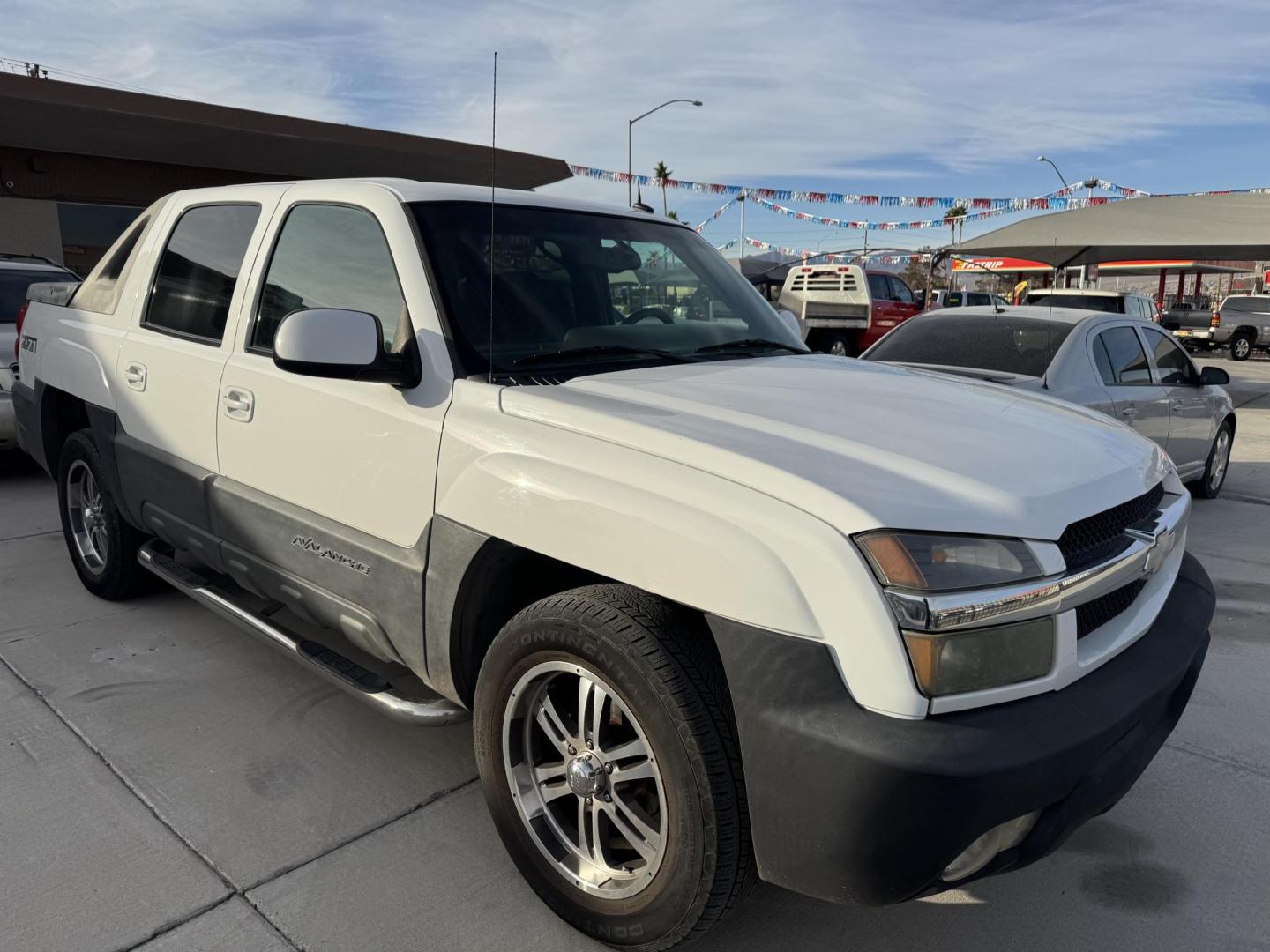 2004 White /grey Chevrolet Avalanche , located at 2190 Hwy 95, Bullhead City, AZ, 86442, (928) 704-0060, 0.000000, 0.000000 - on consignment. 2004 Chevrolet Avalanche 5.3 v8 4x4 . Leather loaded, 142k . custom tires/wheels. free and clear title. - Photo#1