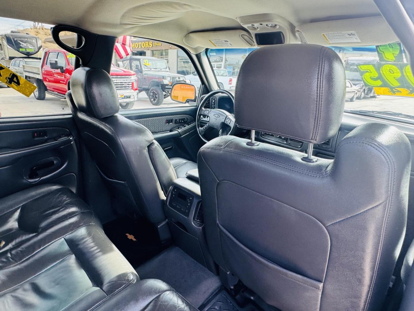 2004 White /grey Chevrolet Avalanche , located at 2190 Hwy 95, Bullhead City, AZ, 86442, (928) 704-0060, 0.000000, 0.000000 - on consignment. 2004 Chevrolet Avalanche 5.3 v8 4x4 . Leather loaded, 142k . custom tires/wheels. free and clear title. - Photo#10