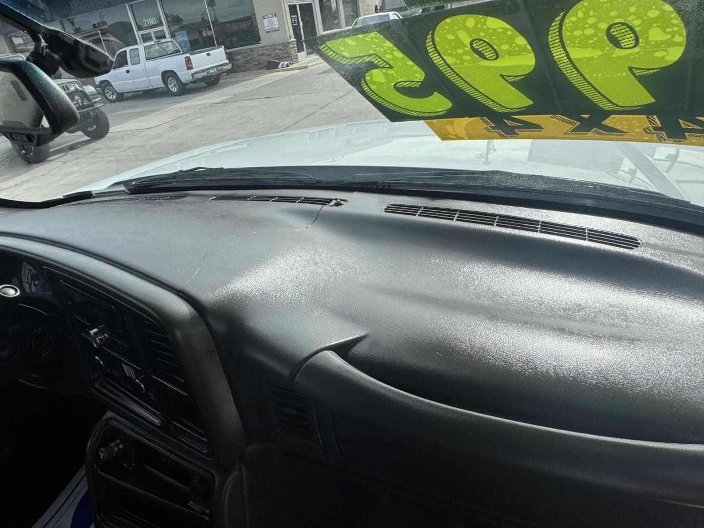 2004 White /grey Chevrolet Avalanche , located at 2190 Hwy 95, Bullhead City, AZ, 86442, (928) 704-0060, 0.000000, 0.000000 - on consignment. 2004 Chevrolet Avalanche 5.3 v8 4x4 . Leather loaded, 142k . custom tires/wheels. free and clear title. - Photo#11