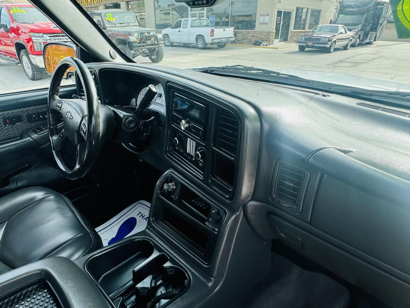 2004 White /grey Chevrolet Avalanche , located at 2190 Hwy 95, Bullhead City, AZ, 86442, (928) 704-0060, 0.000000, 0.000000 - on consignment. 2004 Chevrolet Avalanche 5.3 v8 4x4 . Leather loaded, 142k . custom tires/wheels. free and clear title. - Photo#12