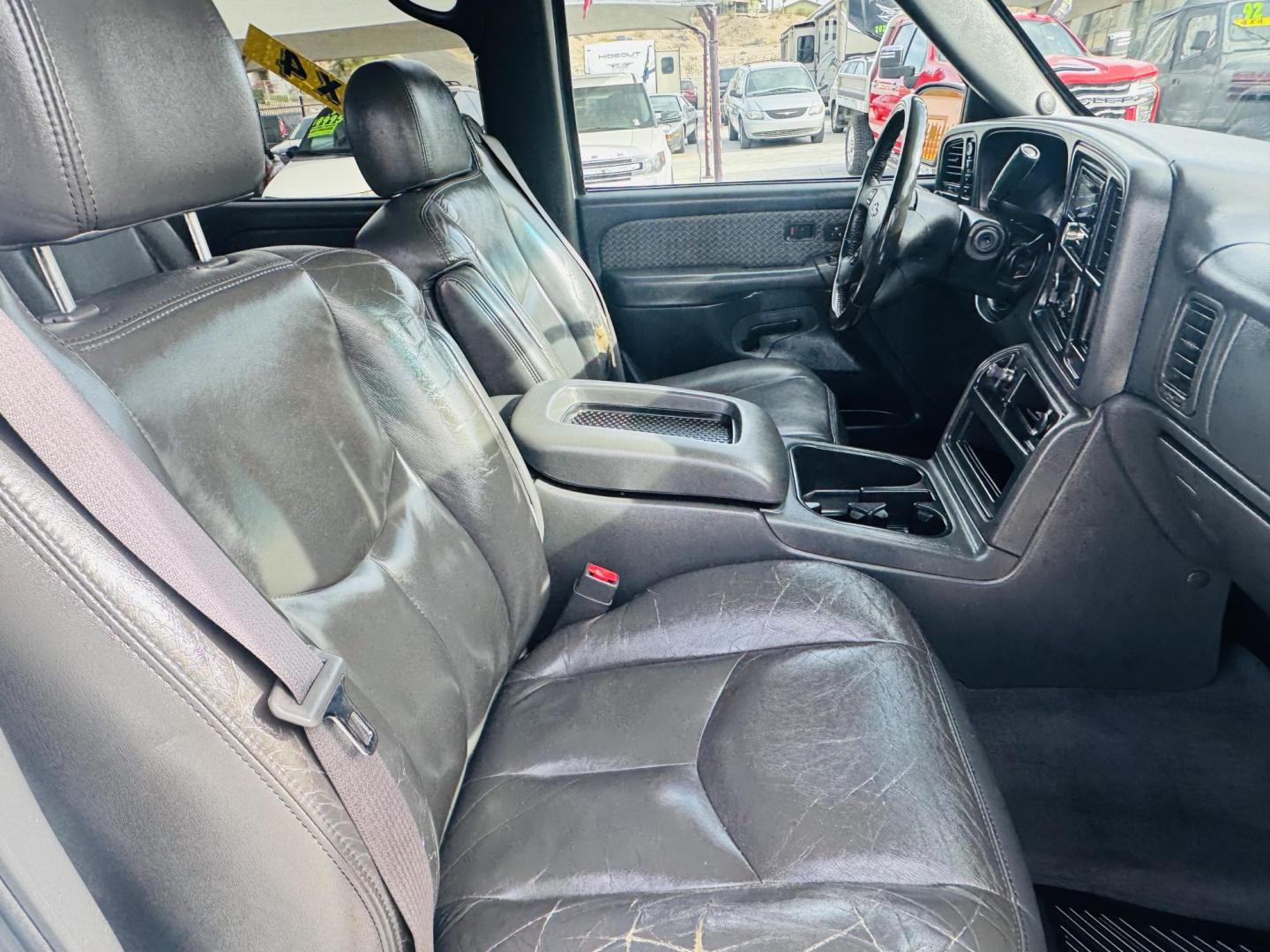 2004 White /grey Chevrolet Avalanche , located at 2190 Hwy 95, Bullhead City, AZ, 86442, (928) 704-0060, 0.000000, 0.000000 - on consignment. 2004 Chevrolet Avalanche 5.3 v8 4x4 . Leather loaded, 142k . custom tires/wheels. free and clear title. - Photo#13