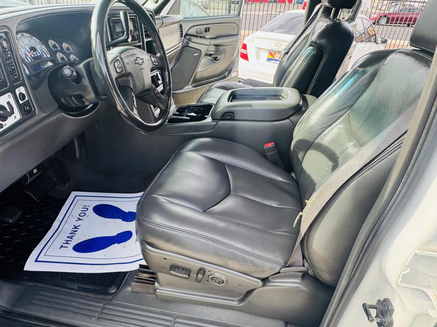 2004 White /grey Chevrolet Avalanche , located at 2190 Hwy 95, Bullhead City, AZ, 86442, (928) 704-0060, 0.000000, 0.000000 - on consignment. 2004 Chevrolet Avalanche 5.3 v8 4x4 . Leather loaded, 142k . custom tires/wheels. free and clear title. - Photo#14
