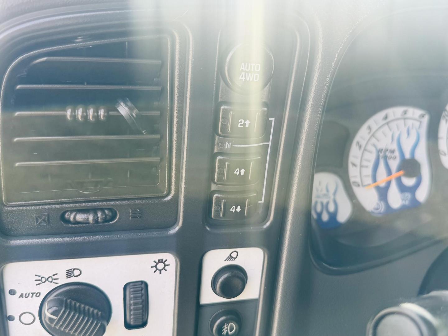 2004 White /grey Chevrolet Avalanche , located at 2190 Hwy 95, Bullhead City, AZ, 86442, (928) 704-0060, 0.000000, 0.000000 - on consignment. 2004 Chevrolet Avalanche 5.3 v8 4x4 . Leather loaded, 142k . custom tires/wheels. free and clear title. - Photo#16