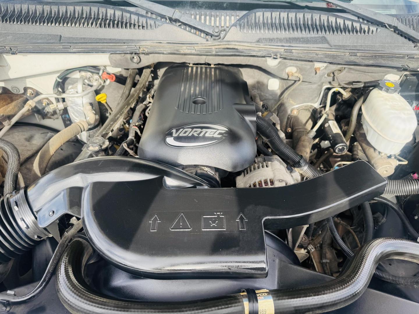 2004 White /grey Chevrolet Avalanche , located at 2190 Hwy 95, Bullhead City, AZ, 86442, (928) 704-0060, 0.000000, 0.000000 - on consignment. 2004 Chevrolet Avalanche 5.3 v8 4x4 . Leather loaded, 142k . custom tires/wheels. free and clear title. - Photo#18