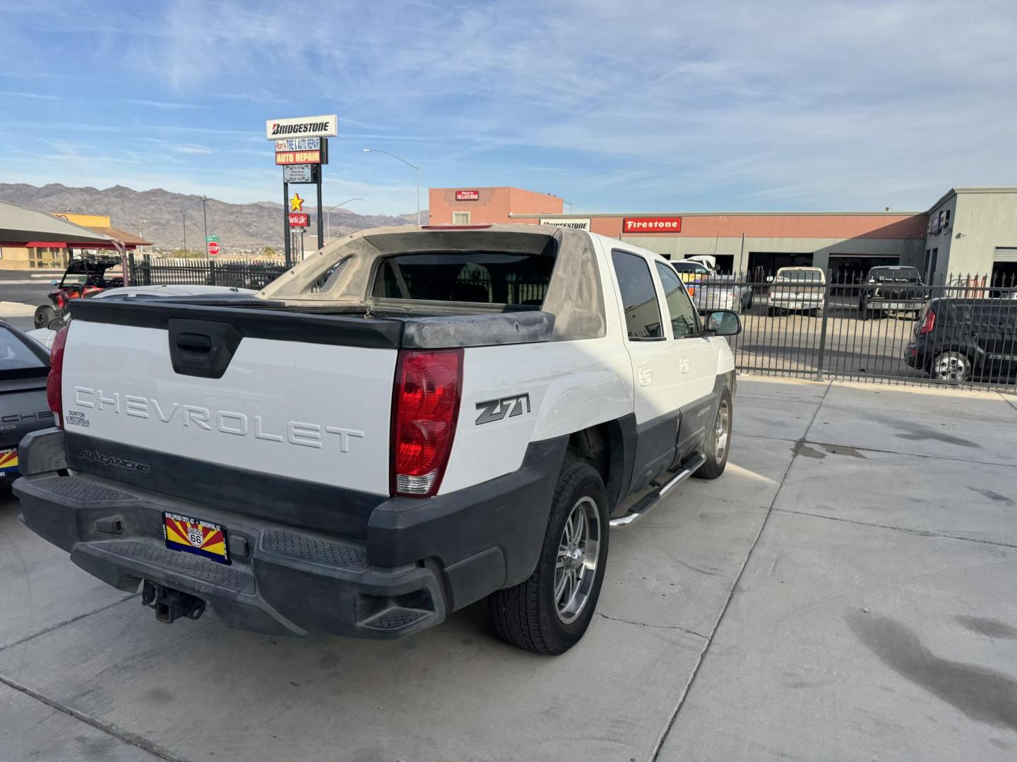 2004 White /grey Chevrolet Avalanche , located at 2190 Hwy 95, Bullhead City, AZ, 86442, (928) 704-0060, 0.000000, 0.000000 - on consignment. 2004 Chevrolet Avalanche 5.3 v8 4x4 . Leather loaded, 142k . custom tires/wheels. free and clear title. - Photo#2
