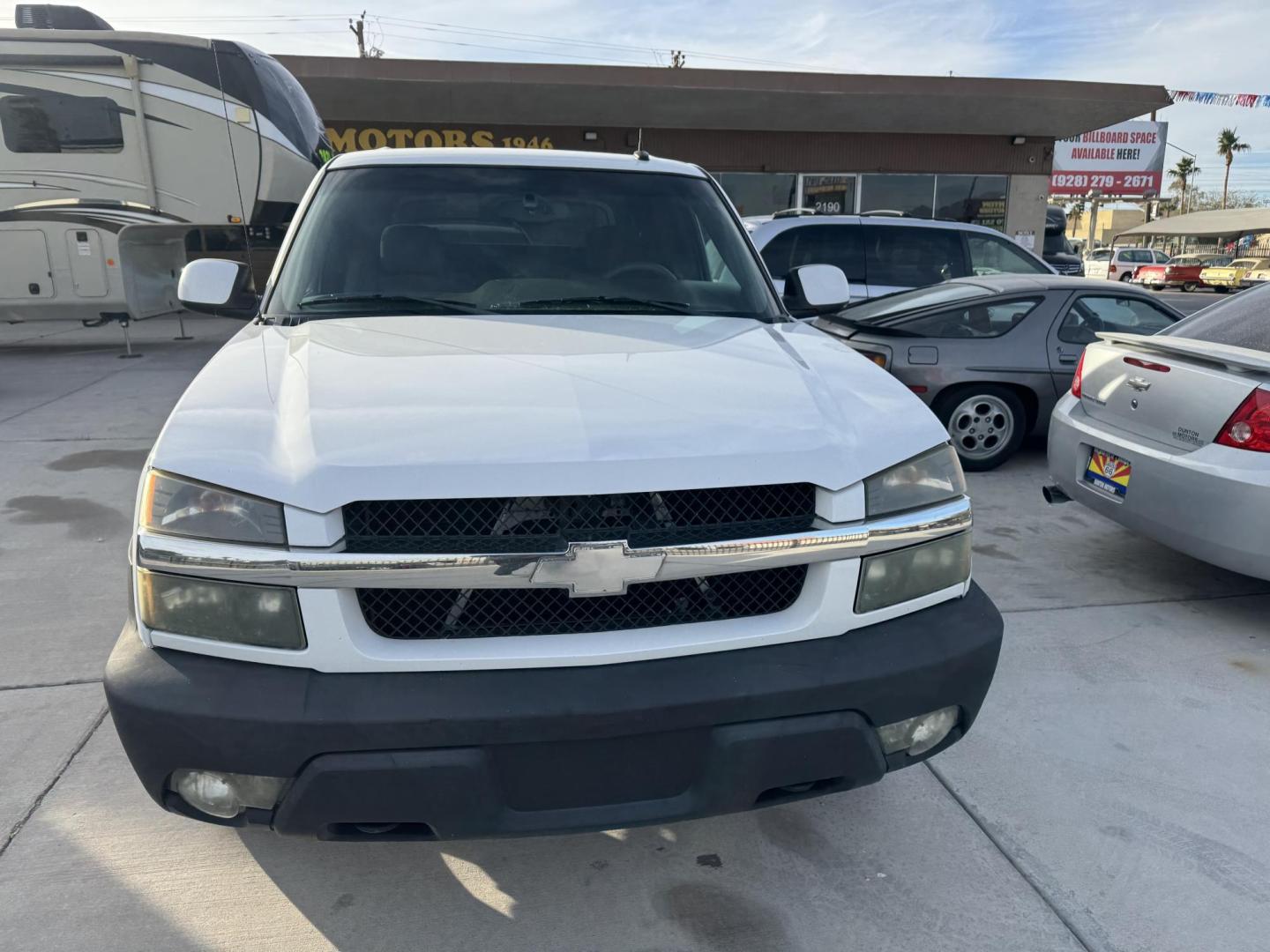 2004 White /grey Chevrolet Avalanche , located at 2190 Hwy 95, Bullhead City, AZ, 86442, (928) 704-0060, 0.000000, 0.000000 - on consignment. 2004 Chevrolet Avalanche 5.3 v8 4x4 . Leather loaded, 142k . custom tires/wheels. free and clear title. - Photo#3