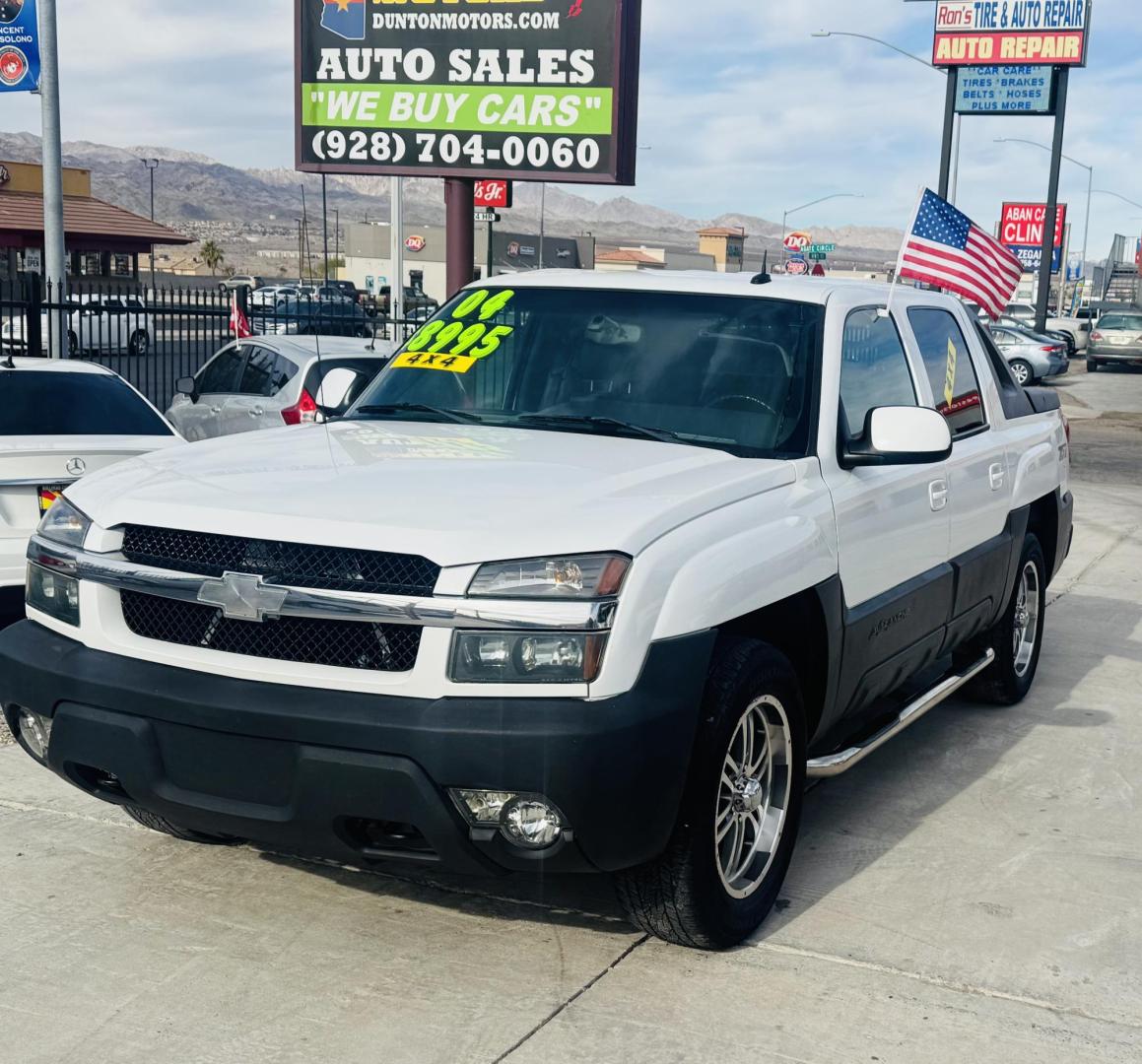 2004 White /grey Chevrolet Avalanche , located at 2190 Hwy 95, Bullhead City, AZ, 86442, (928) 704-0060, 0.000000, 0.000000 - on consignment. 2004 Chevrolet Avalanche 5.3 v8 4x4 . Leather loaded, 142k . custom tires/wheels. free and clear title. - Photo#4