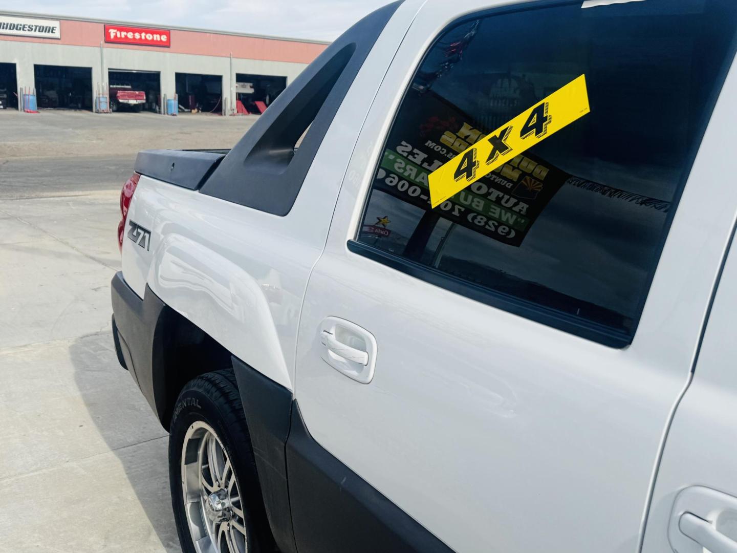 2004 White /grey Chevrolet Avalanche , located at 2190 Hwy 95, Bullhead City, AZ, 86442, (928) 704-0060, 0.000000, 0.000000 - on consignment. 2004 Chevrolet Avalanche 5.3 v8 4x4 . Leather loaded, 142k . custom tires/wheels. free and clear title. - Photo#7