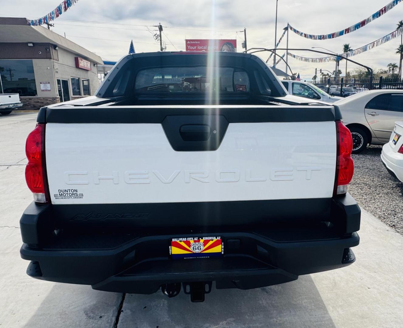2004 White /grey Chevrolet Avalanche , located at 2190 Hwy 95, Bullhead City, AZ, 86442, (928) 704-0060, 0.000000, 0.000000 - on consignment. 2004 Chevrolet Avalanche 5.3 v8 4x4 . Leather loaded, 142k . custom tires/wheels. free and clear title. - Photo#8