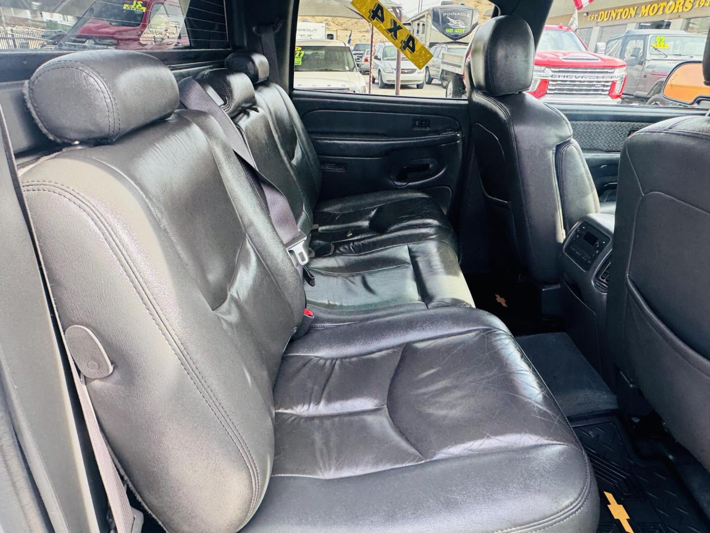 2004 White /grey Chevrolet Avalanche , located at 2190 Hwy 95, Bullhead City, AZ, 86442, (928) 704-0060, 0.000000, 0.000000 - on consignment. 2004 Chevrolet Avalanche 5.3 v8 4x4 . Leather loaded, 142k . custom tires/wheels. free and clear title. - Photo#9
