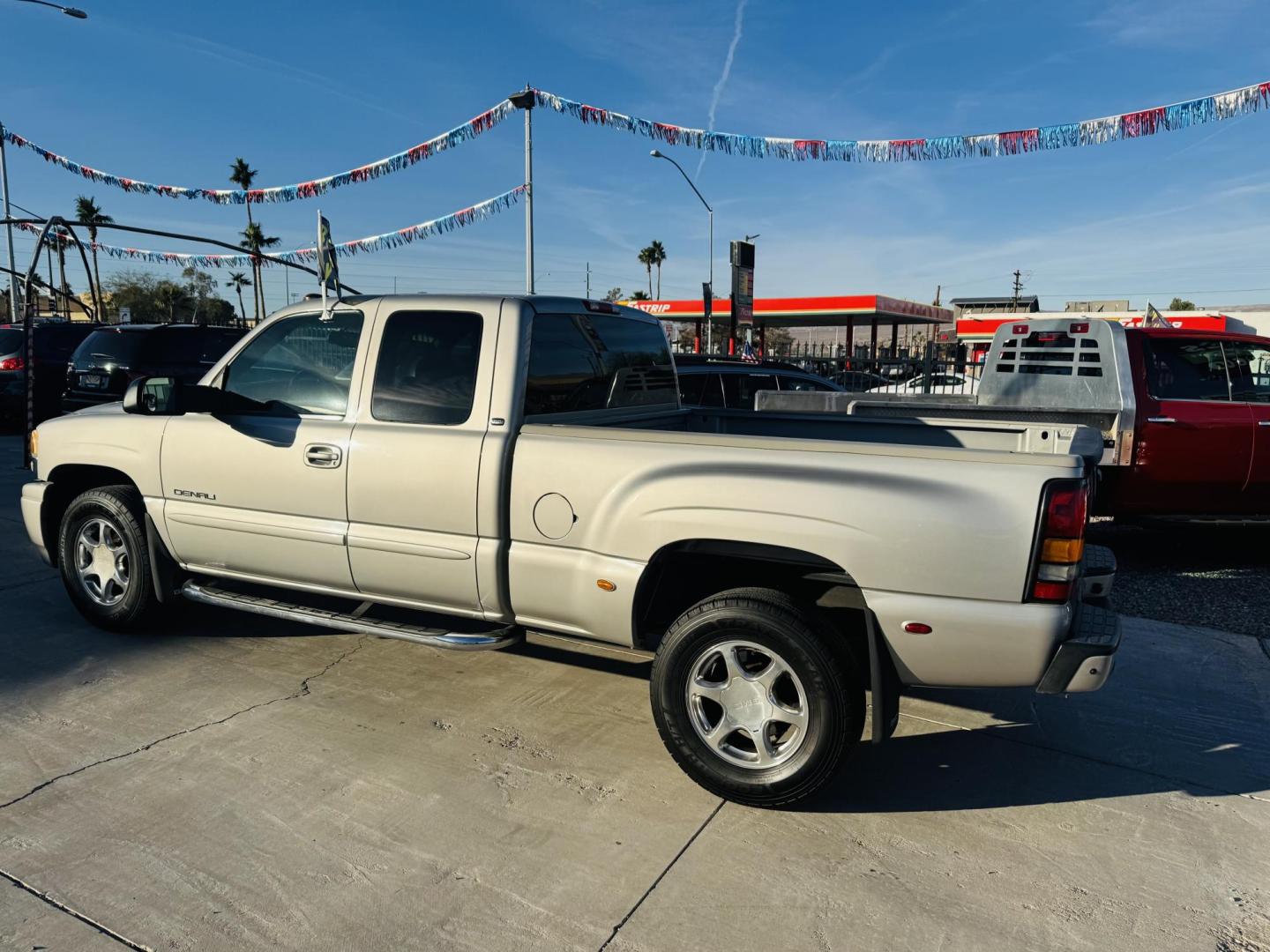 2004 Silver GMC Sierra 1500 Denali Ext. Cab AWD (2GTFK69UX41) with an 6.0L V8 OHV 16V engine, 4-Speed Automatic Overdrive transmission, located at 2190 Hwy 95, Bullhead City, AZ, 86442, (928) 704-0060, 0.000000, 0.000000 - On consignment. 2004 gmc sierra denali all wheel drive. leather, loaded. lots of new parts with receipt. runs and drives great. elderly owned. - Photo#5