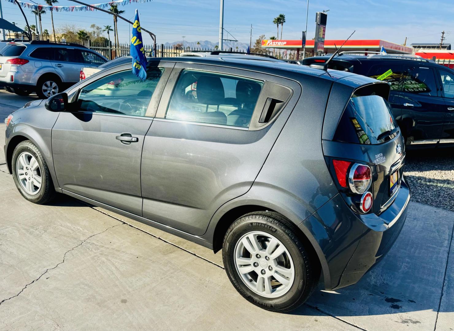 2013 grey Chevrolet Sonic LT Auto 5-Door (1G1JC6SG4D4) with an 1.8L L4 DOHC 24V engine, 6-Speed Automatic transmission, located at 2190 Hwy 95, Bullhead City, AZ, 86442, (928) 704-0060, 0.000000, 0.000000 - Photo#6