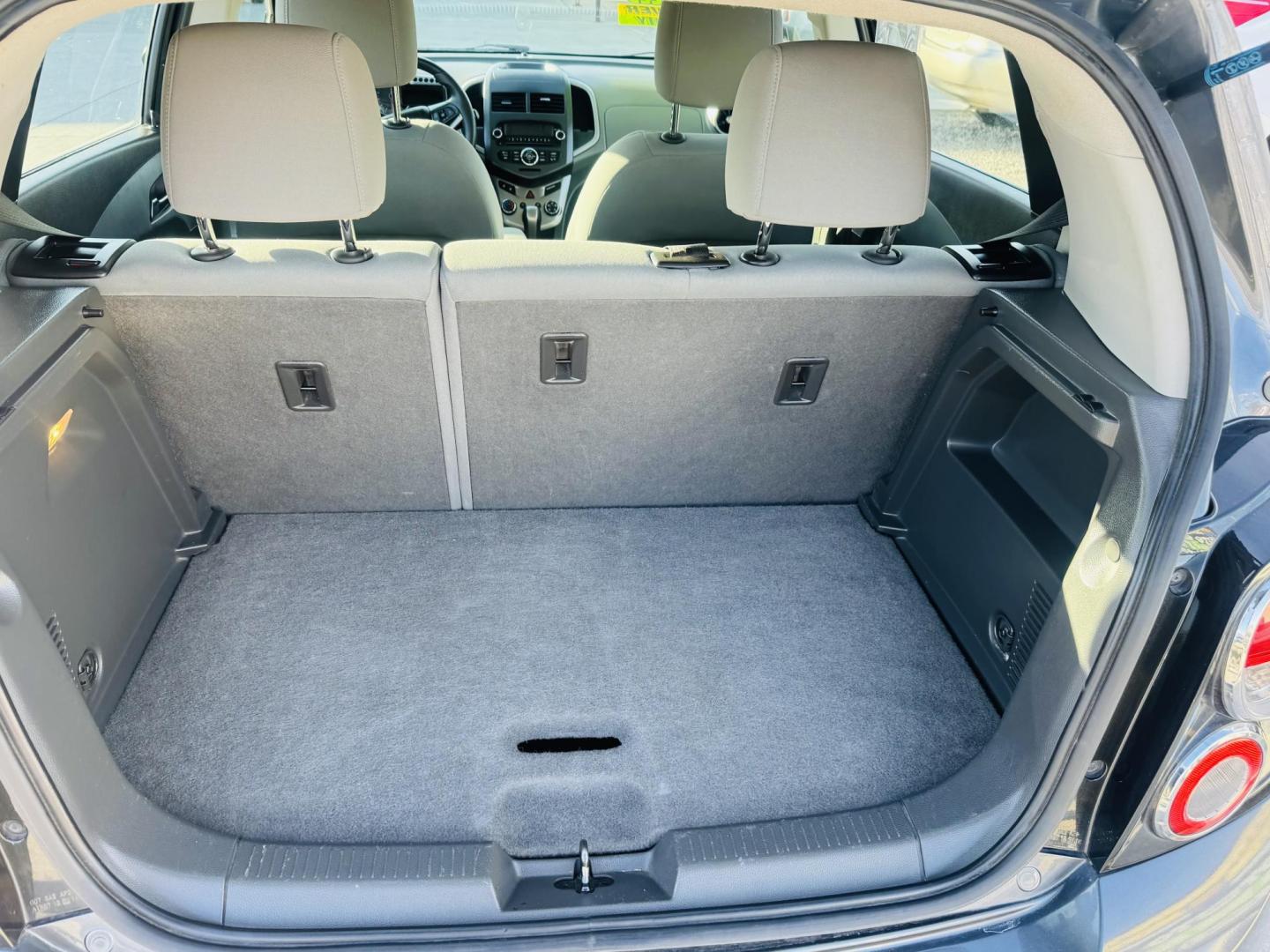 2013 grey Chevrolet Sonic LT Auto 5-Door (1G1JC6SG4D4) with an 1.8L L4 DOHC 24V engine, 6-Speed Automatic transmission, located at 2190 Hwy 95, Bullhead City, AZ, 86442, (928) 704-0060, 0.000000, 0.000000 - Photo#7