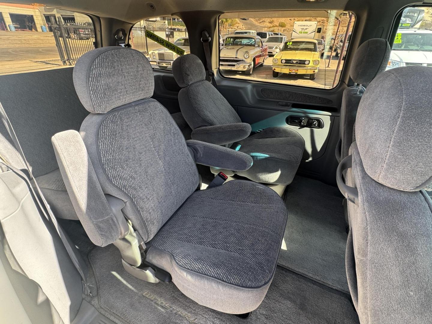 1995 White Ford Windstar GL (2FMDA5146SB) with an 3.8L V6 OHV 12V engine, 4-Speed Automatic Overdrive transmission, located at 2190 Hwy 95, Bullhead City, AZ, 86442, (928) 704-0060, 0.000000, 0.000000 - 1995 ford Windstar LX. In very good condition cold ac power windows locks free CARFAX free warranty . In house financing new tires . 3.8v6 engine - Photo#7