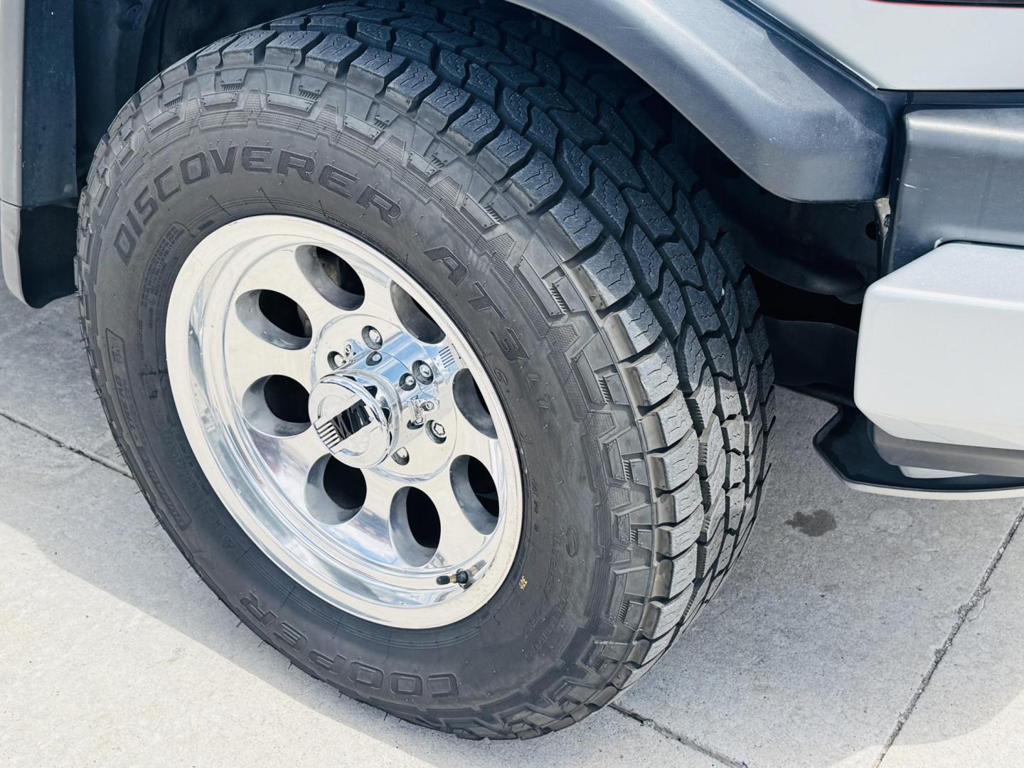 2007 Silver Toyota FJ Cruiser 4WD AT (JTEBU11F070) with an 3.4L V6 DOHC 24V engine, 5-Speed Automatic Overdrive transmission, located at 2190 Hwy 95, Bullhead City, AZ, 86442, (928) 704-0060, 0.000000, 0.000000 - On consignment. This *1 owner hard to find 2007 Toyota FJ CRuiser. in excellent condition. Professionally repainted. All service records. Custom tires/wheels. Has aftermarket rack. bumpers etc. No accidents. Non smoker. One of the best suvs ever for off roading. Free and clear Arizona title. Only at - Photo#3
