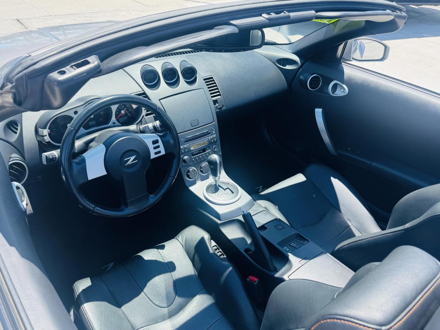 2004 Silver /black Nissan 350Z Enthusiast Roadster (JN1AZ36A74T) with an 3.5L V6 DOHC 24V engine, 6-Speed Manual Overdrive transmission, located at 2190 Hwy 95, Bullhead City, AZ, 86442, (928) 704-0060, 0.000000, 0.000000 - 2007 Nissan 350 Z convertible. Automatic . 2 owner clean carfax. Only !!!!! 25,425 original miles. Always garaged. in excellent condition. Automatic trans, electric power convertible top. tires 1 year old look like new. All maintenance records. What an amazing super clean low mileage fun car. Only - Photo#5