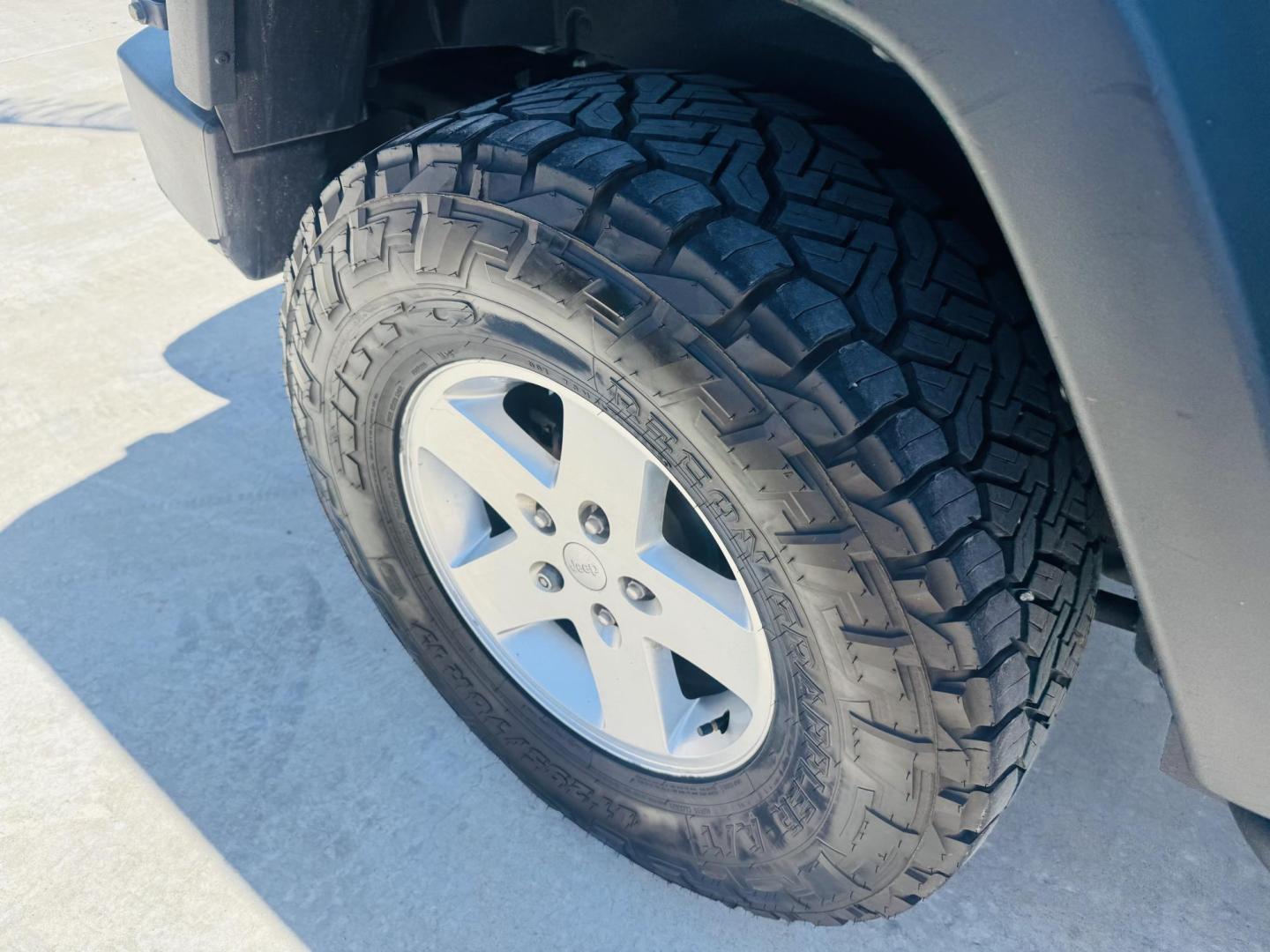 2009 Jeep Wrangler X (1J4FA24169L) with an 3.8L V6 OHV 12V engine, located at 2190 Hwy 95, Bullhead City, AZ, 86442, (928) 704-0060, 0.000000, 0.000000 - 3.8 v6 automatic. hard top. custom roof rack. Ice cold a/c. in house financing available. - Photo#3