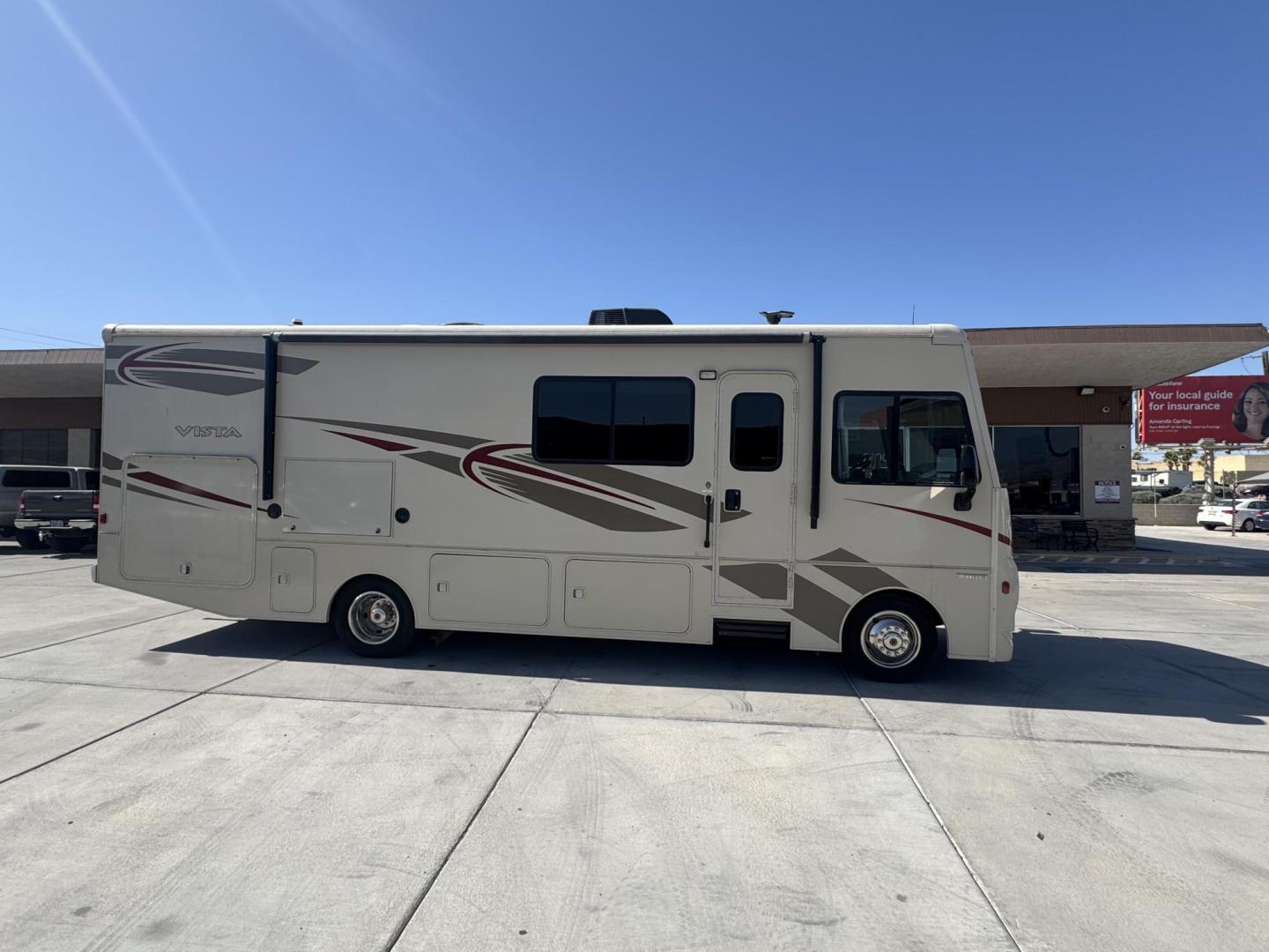 2017 light tan Ford vista 290 VE - (1F65F5DY7H0) with an 6.8L V10 SOHC 30V engine, located at 2190 Hwy 95, Bullhead City, AZ, 86442, (928) 704-0060, 0.000000, 0.000000 - 2017 Winnebago Vista 290 Ve. only 6k miles. 1 full wall slide out. generator. fully loaded. 30Ft in length. Large triton v10 engine on a ford f530 chassis. set up with tow package to tow your vehicle. outdoor kitchen and tv entertainment center. outdoor speakers, bluetooth. Self auto leveling packa - Photo#4