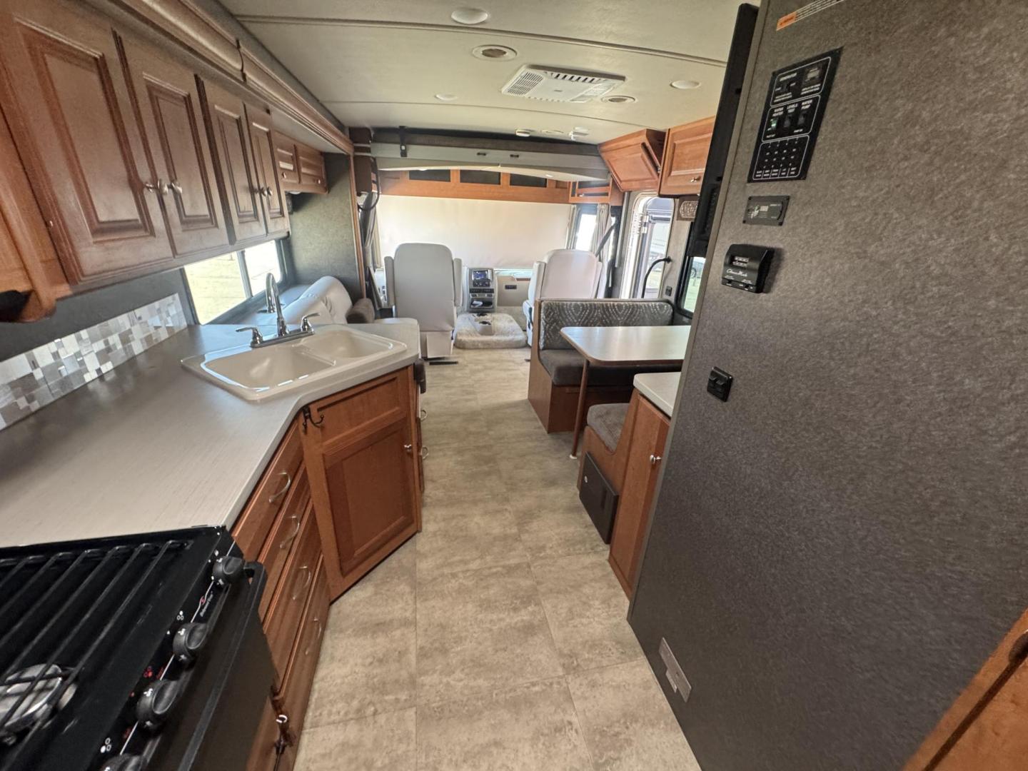 2017 light tan Ford vista 290 VE - (1F65F5DY7H0) with an 6.8L V10 SOHC 30V engine, located at 2190 Hwy 95, Bullhead City, AZ, 86442, (928) 704-0060, 0.000000, 0.000000 - 2017 Winnebago Vista 290 Ve. only 6k miles. 1 full wall slide out. generator. fully loaded. 30Ft in length. Large triton v10 engine on a ford f530 chassis. set up with tow package to tow your vehicle. outdoor kitchen and tv entertainment center. outdoor speakers, bluetooth. Self auto leveling packa - Photo#23