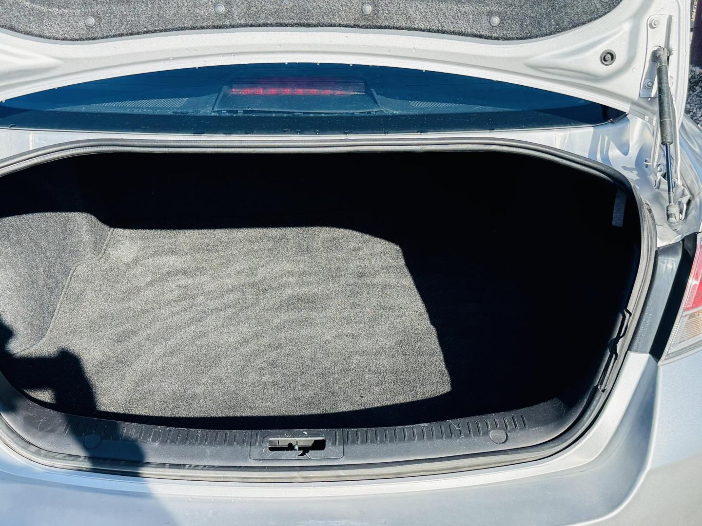 2012 Silver Mazda MAZDA6 I Touring (1YVHZ8DH3C5) with an 2.5L L4 DOHC 16V engine, 6-Speed Automatic transmission, located at 2190 Hwy 95, Bullhead City, AZ, 86442, (928) 704-0060, 0.000000, 0.000000 - Photo#10