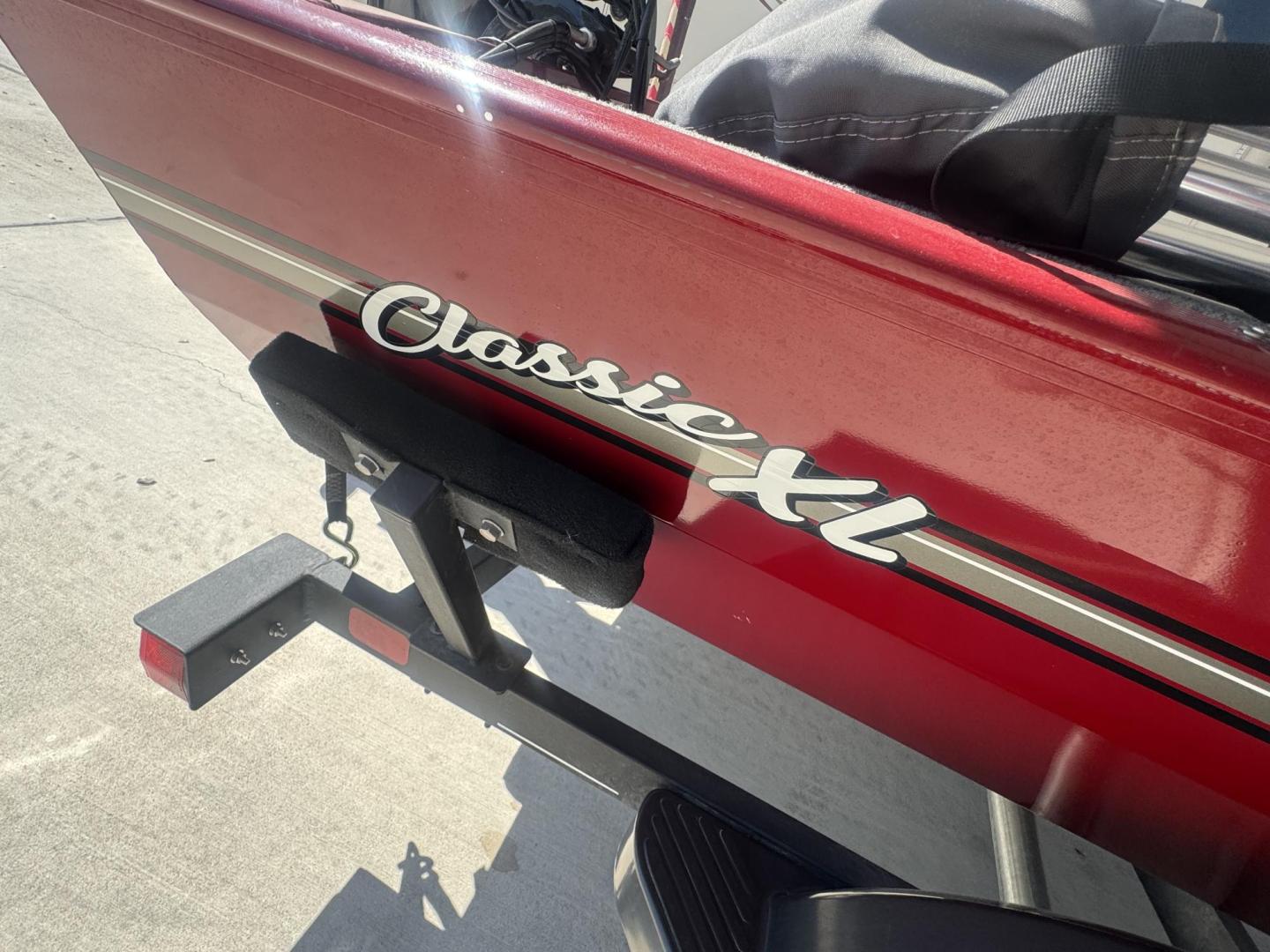 2022 Red Tracker Marine Bass tracker classic XL , located at 2190 Hwy 95, Bullhead City, AZ, 86442, (928) 704-0060, 0.000000, 0.000000 - On consignment. 2022 Bass tracker Classic XL. 16ft. 50 mercury 4 stroke engine. livewell . bimini top. pole holder. fish finder, trolling motor. Runs great. less than 50hours on it. Free and clear title. great running fishing boat with trailer. - Photo#9