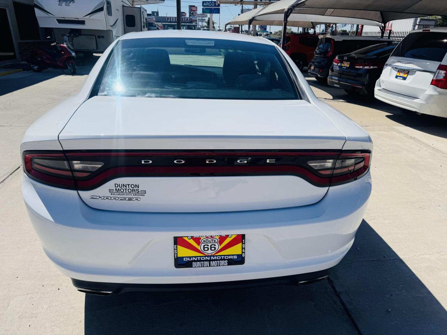 2016 White Dodge Charger SE (2C3CDXBG2GH) with an 3.6L V6 DOHC 24V engine, 8A transmission, located at 2190 Hwy 95, Bullhead City, AZ, 86442, (928) 704-0060, 0.000000, 0.000000 - 2016 Dodge Charger SE. 1 owner clean carfax. no accidents. Completely serviced. Free warranty. free carfax, financing available. - Photo#3