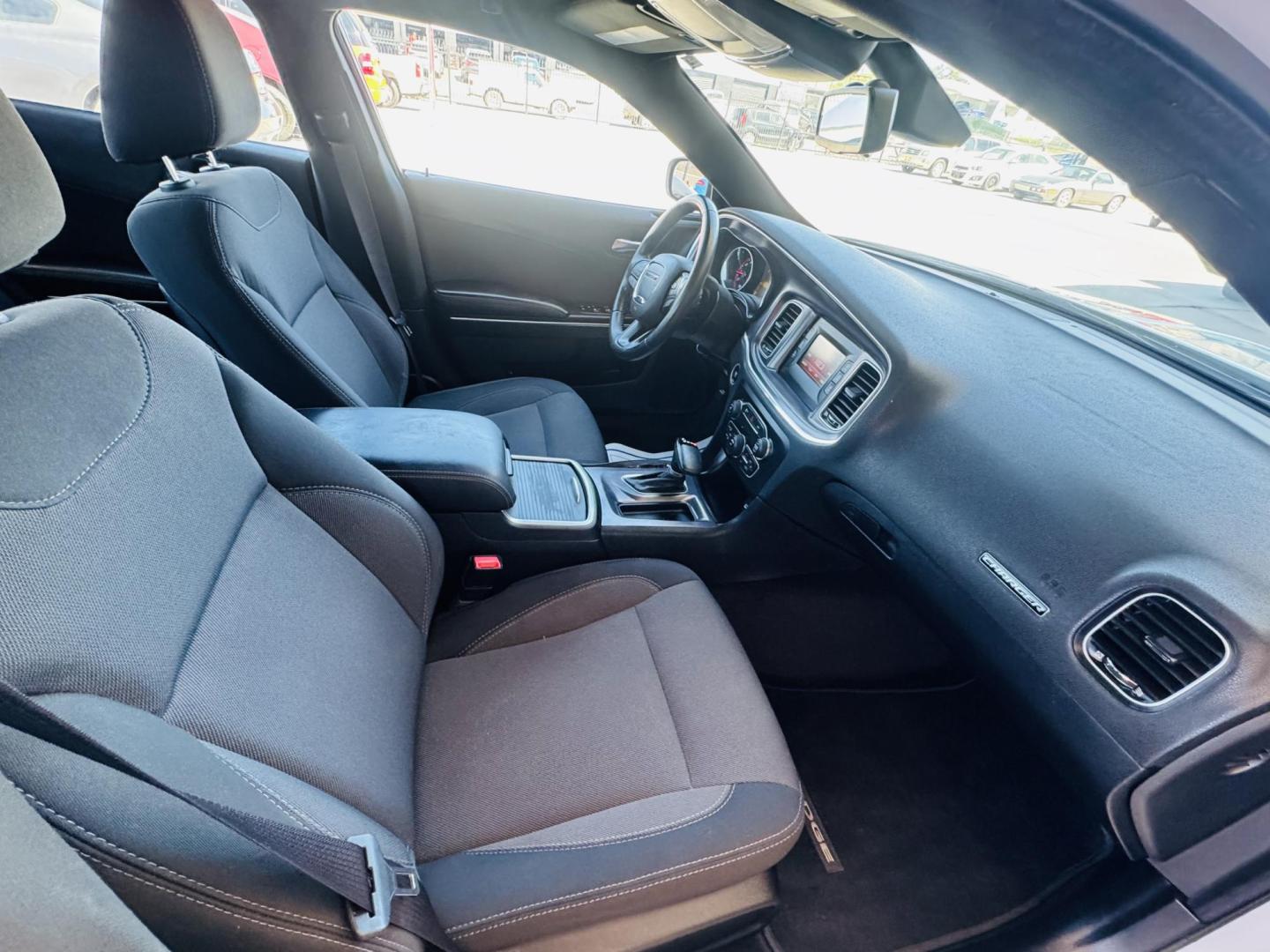 2016 White Dodge Charger SE (2C3CDXBG2GH) with an 3.6L V6 DOHC 24V engine, 8A transmission, located at 2190 Hwy 95, Bullhead City, AZ, 86442, (928) 704-0060, 0.000000, 0.000000 - 2016 Dodge Charger SE. 1 owner clean carfax. no accidents. Completely serviced. Free warranty. free carfax, financing available. - Photo#9