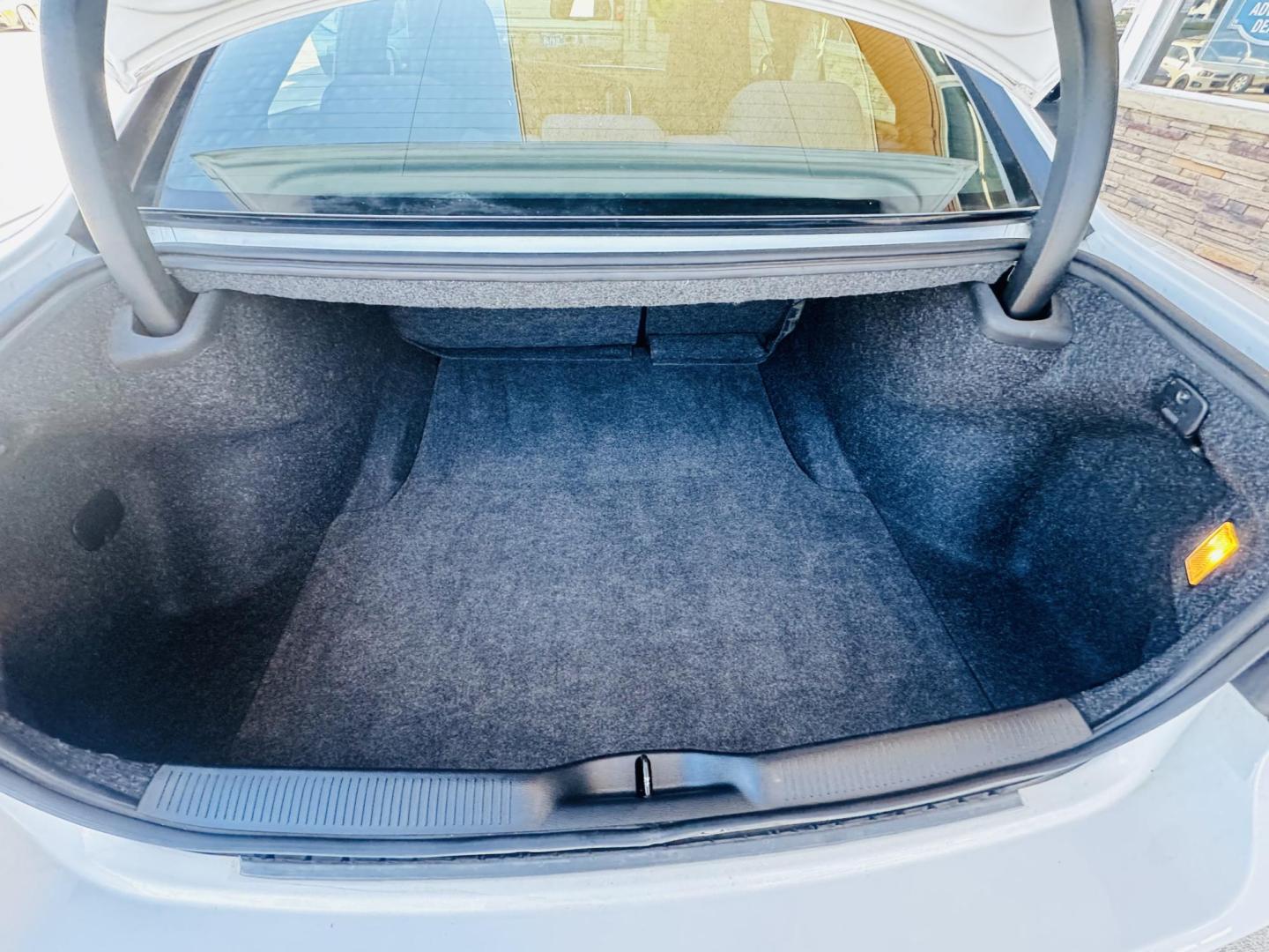 2016 White Dodge Charger SE (2C3CDXBG2GH) with an 3.6L V6 DOHC 24V engine, 8A transmission, located at 2190 Hwy 95, Bullhead City, AZ, 86442, (928) 704-0060, 0.000000, 0.000000 - 2016 Dodge Charger SE. 1 owner clean carfax. no accidents. Completely serviced. Free warranty. free carfax, financing available. - Photo#12