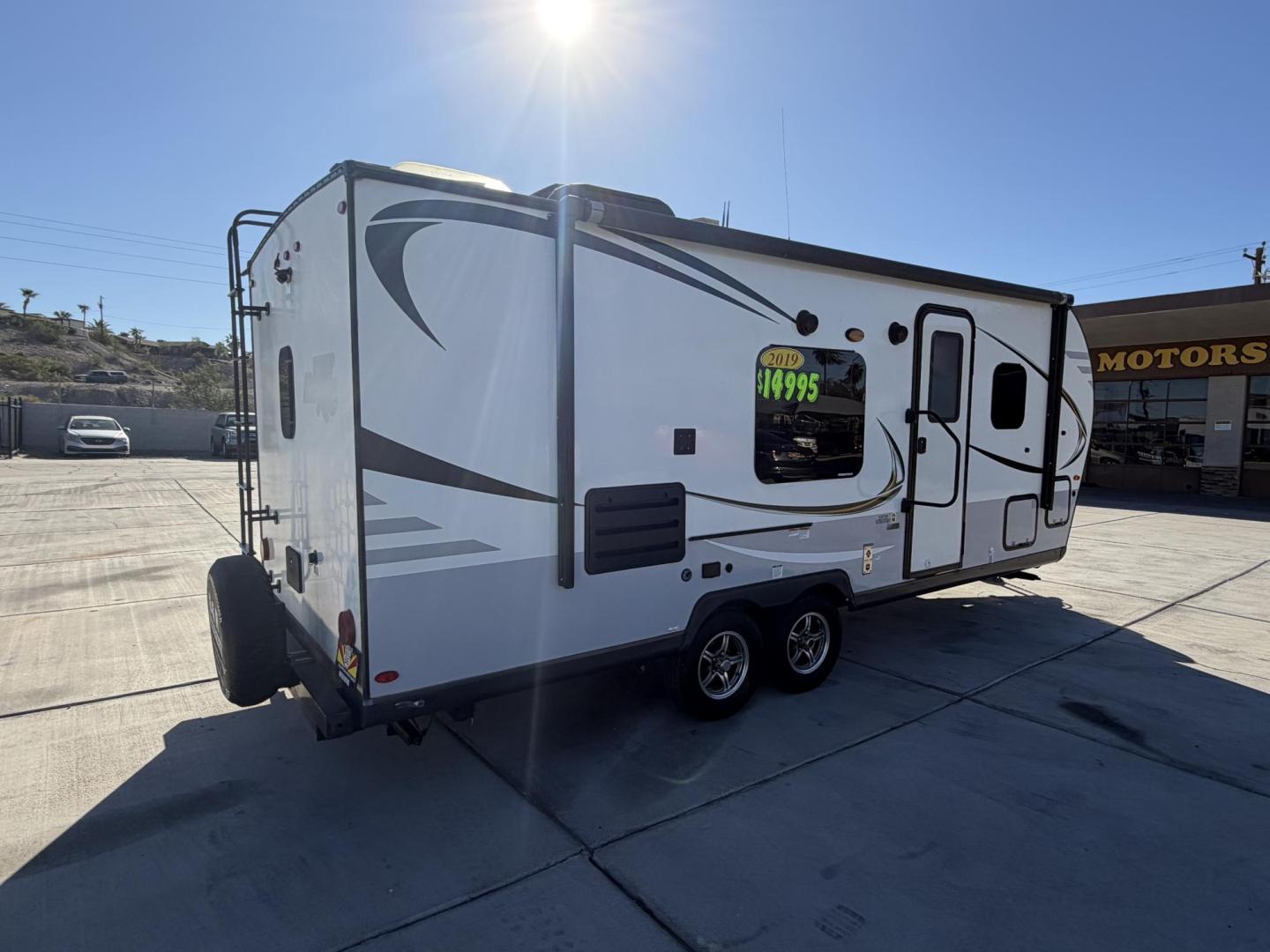 2019 White Forest River Rockwood Mini Lite 2306 - (4X4TRLY27KD) , located at 2190 Hwy 95, Bullhead City, AZ, 86442, (928) 704-0060, 0.000000, 0.000000 - On consignment, This super clean 2019 Forest River Rockwood 2306 travel trailer. Mini Lite. 23 ft. Electric tongue jack. 2 new batteries. electric awning. led lighting . sleeps 6. can easily be towed with half ton truck or suv. GVWR is 2660 lbs. has front folding bed. two bunk beds on side and dini - Photo#1