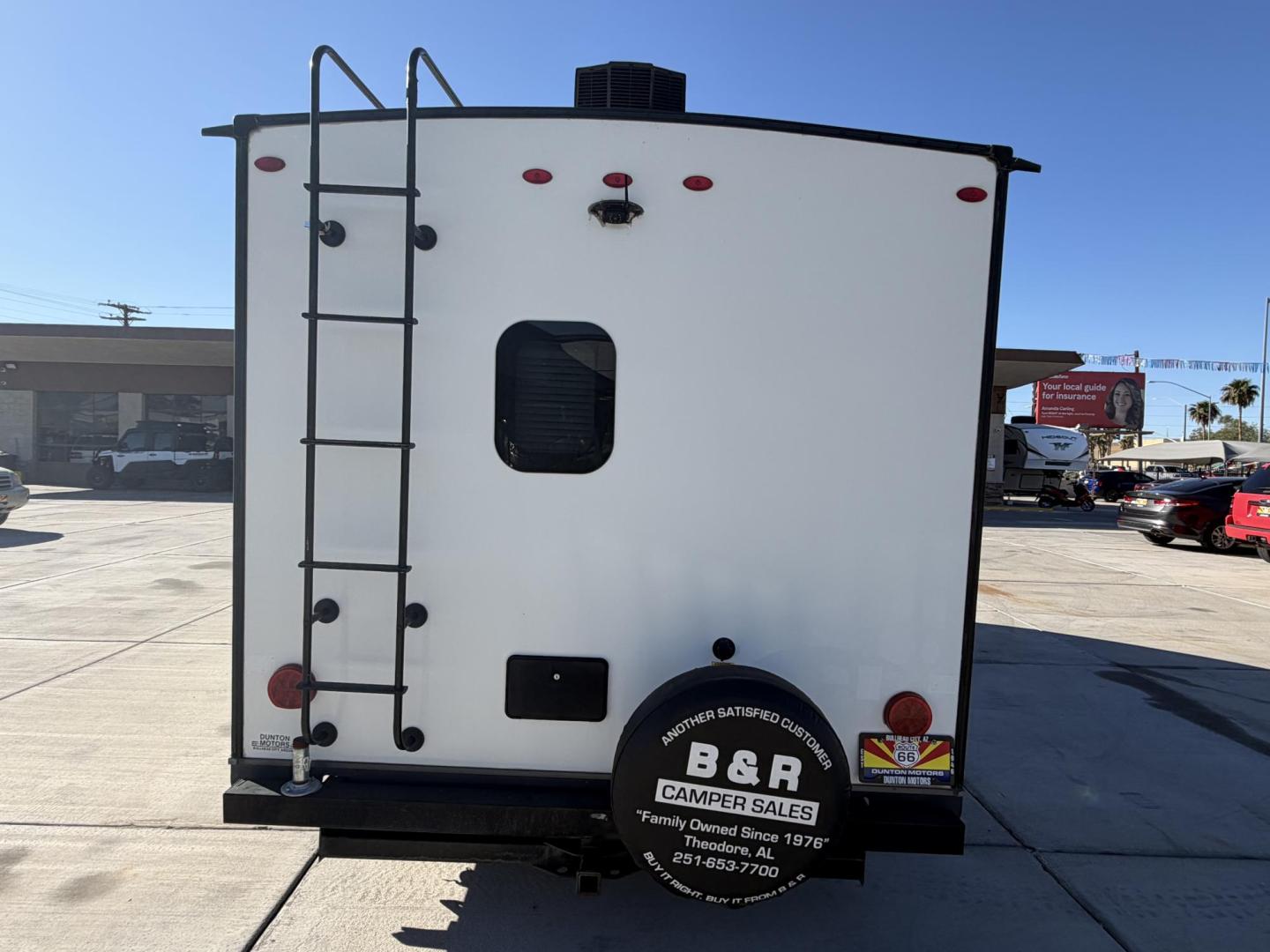 2019 White Forest River Rockwood Mini Lite 2306 - (4X4TRLY27KD) , located at 2190 Hwy 95, Bullhead City, AZ, 86442, (928) 704-0060, 0.000000, 0.000000 - On consignment, This super clean 2019 Forest River Rockwood 2306 travel trailer. Mini Lite. 23 ft. Electric tongue jack. 2 new batteries. electric awning. led lighting . sleeps 6. can easily be towed with half ton truck or suv. GVWR is 2660 lbs. has front folding bed. two bunk beds on side and dini - Photo#3