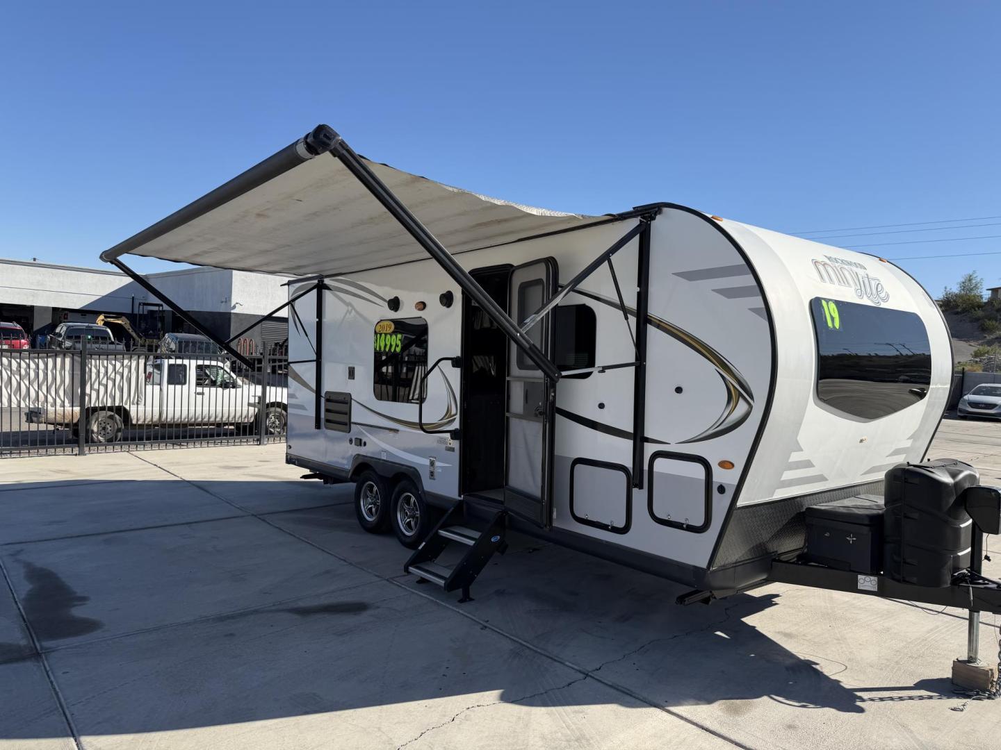 2019 White Forest River Rockwood Mini Lite 2306 - (4X4TRLY27KD) , located at 2190 Hwy 95, Bullhead City, AZ, 86442, (928) 704-0060, 0.000000, 0.000000 - On consignment, This super clean 2019 Forest River Rockwood 2306 travel trailer. Mini Lite. 23 ft. Electric tongue jack. 2 new batteries. electric awning. led lighting . sleeps 6. can easily be towed with half ton truck or suv. GVWR is 2660 lbs. has front folding bed. two bunk beds on side and dini - Photo#4