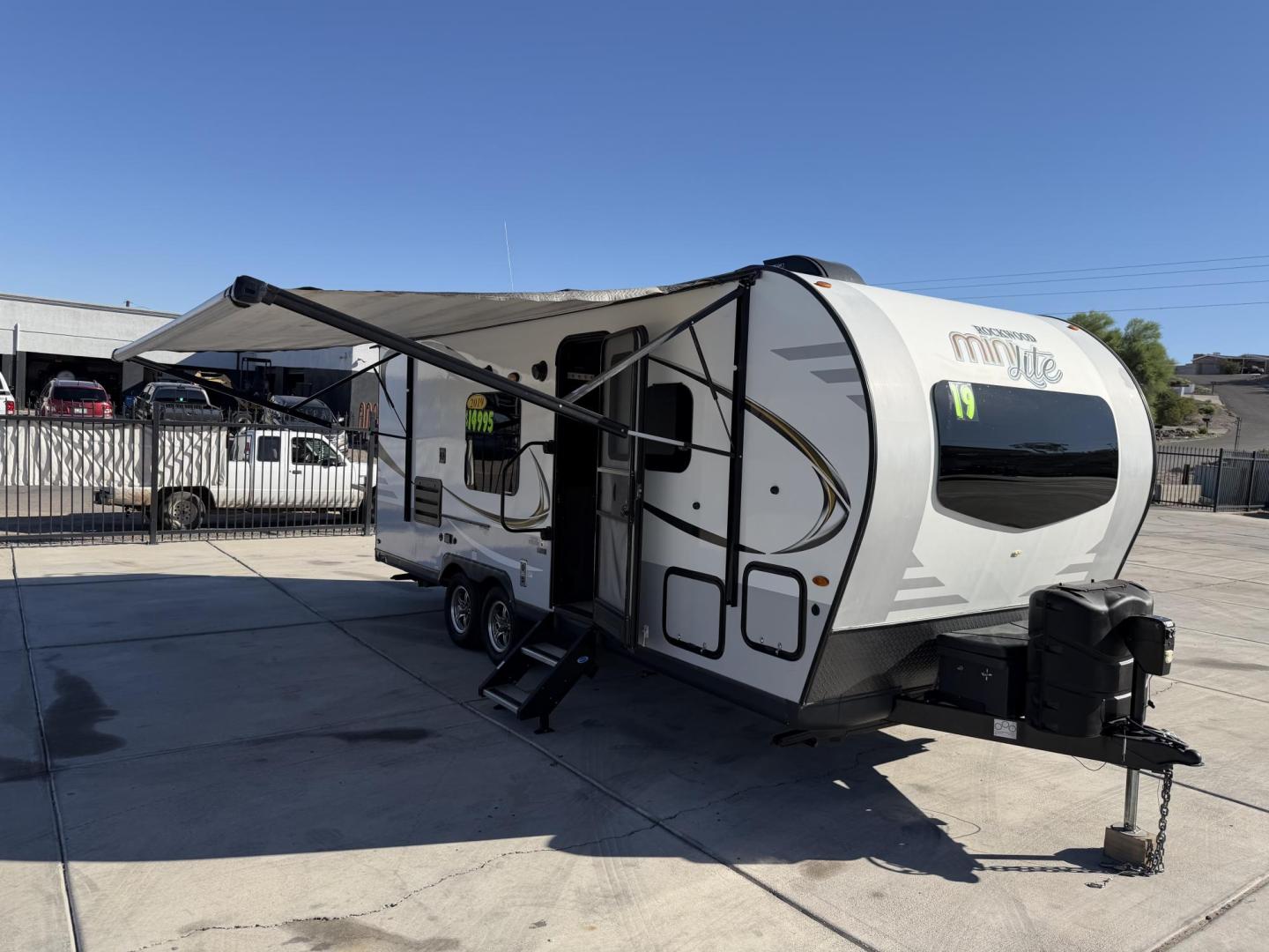 2019 White Forest River Rockwood Mini Lite 2306 - (4X4TRLY27KD) , located at 2190 Hwy 95, Bullhead City, AZ, 86442, (928) 704-0060, 0.000000, 0.000000 - On consignment, This super clean 2019 Forest River Rockwood 2306 travel trailer. Mini Lite. 23 ft. Electric tongue jack. 2 new batteries. electric awning. led lighting . sleeps 6. can easily be towed with half ton truck or suv. GVWR is 2660 lbs. has front folding bed. two bunk beds on side and dini - Photo#9