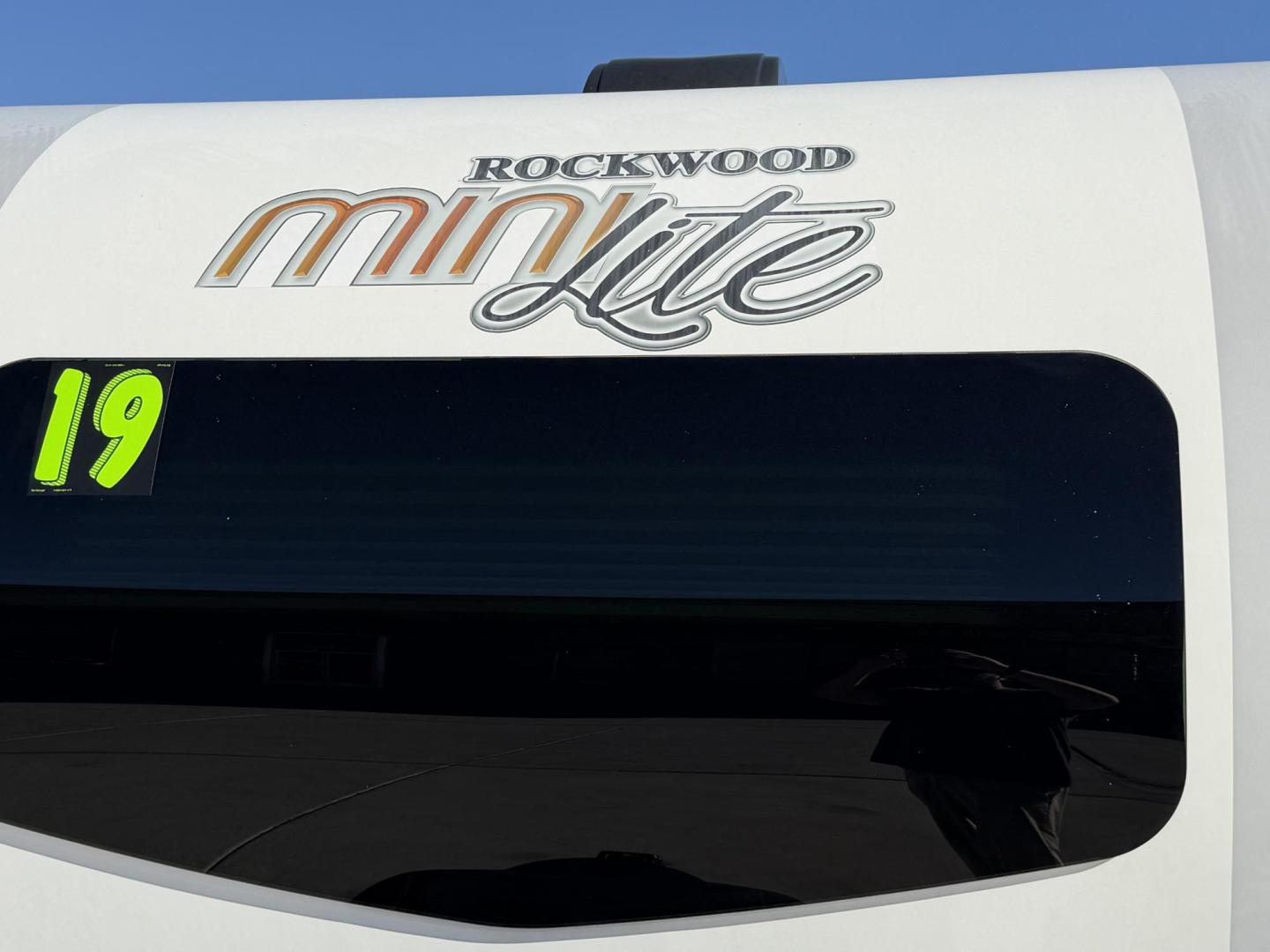 2019 White Forest River Rockwood Mini Lite 2306 - (4X4TRLY27KD) , located at 2190 Hwy 95, Bullhead City, AZ, 86442, (928) 704-0060, 0.000000, 0.000000 - On consignment, This super clean 2019 Forest River Rockwood 2306 travel trailer. Mini Lite. 23 ft. Electric tongue jack. 2 new batteries. electric awning. led lighting . sleeps 6. can easily be towed with half ton truck or suv. GVWR is 2660 lbs. has front folding bed. two bunk beds on side and dini - Photo#8