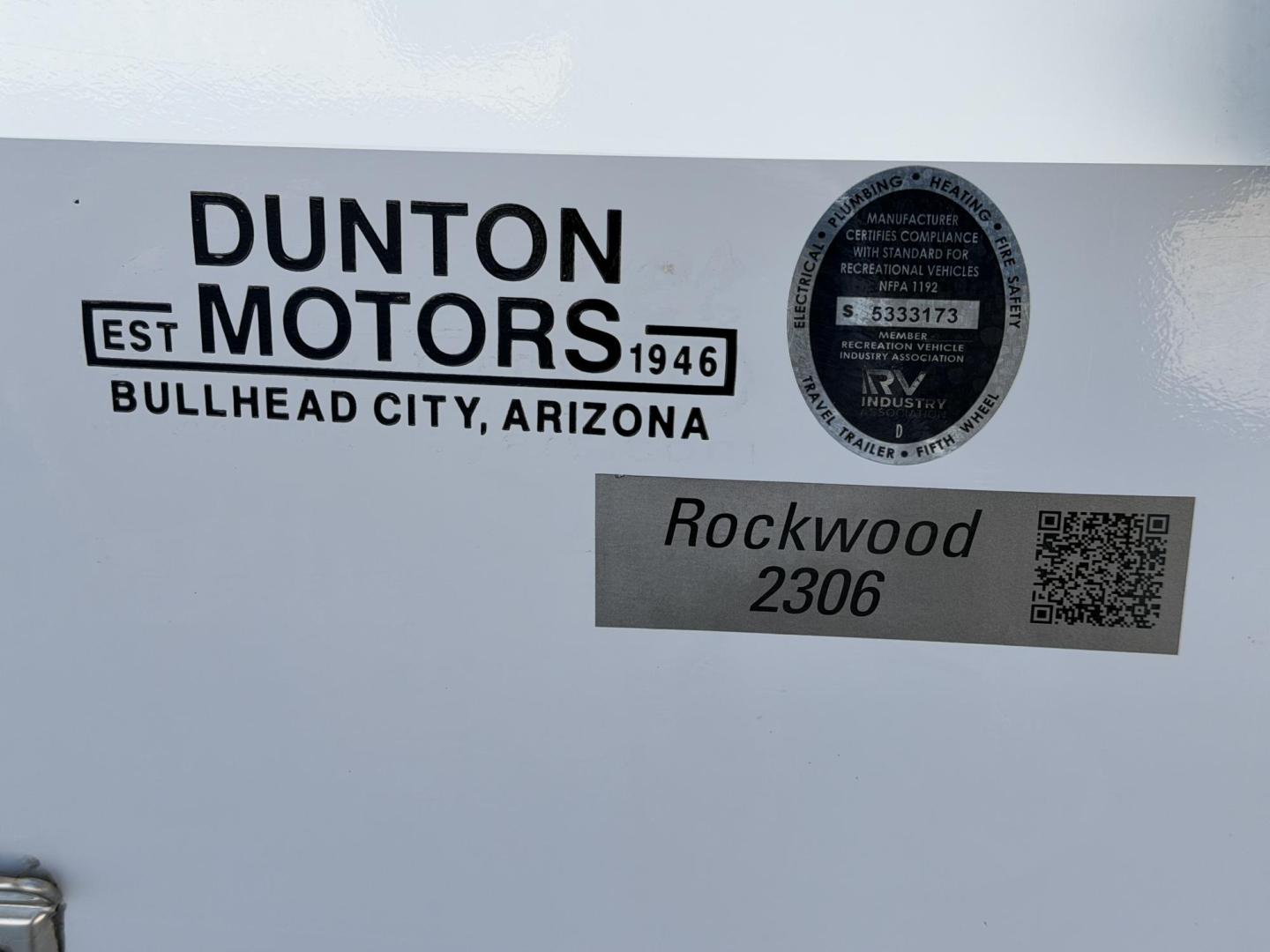 2019 White Forest River Rockwood Mini Lite 2306 - (4X4TRLY27KD) , located at 2190 Hwy 95, Bullhead City, AZ, 86442, (928) 704-0060, 0.000000, 0.000000 - On consignment, This super clean 2019 Forest River Rockwood 2306 travel trailer. Mini Lite. 23 ft. Electric tongue jack. 2 new batteries. electric awning. led lighting . sleeps 6. can easily be towed with half ton truck or suv. GVWR is 2660 lbs. has front folding bed. two bunk beds on side and dini - Photo#11