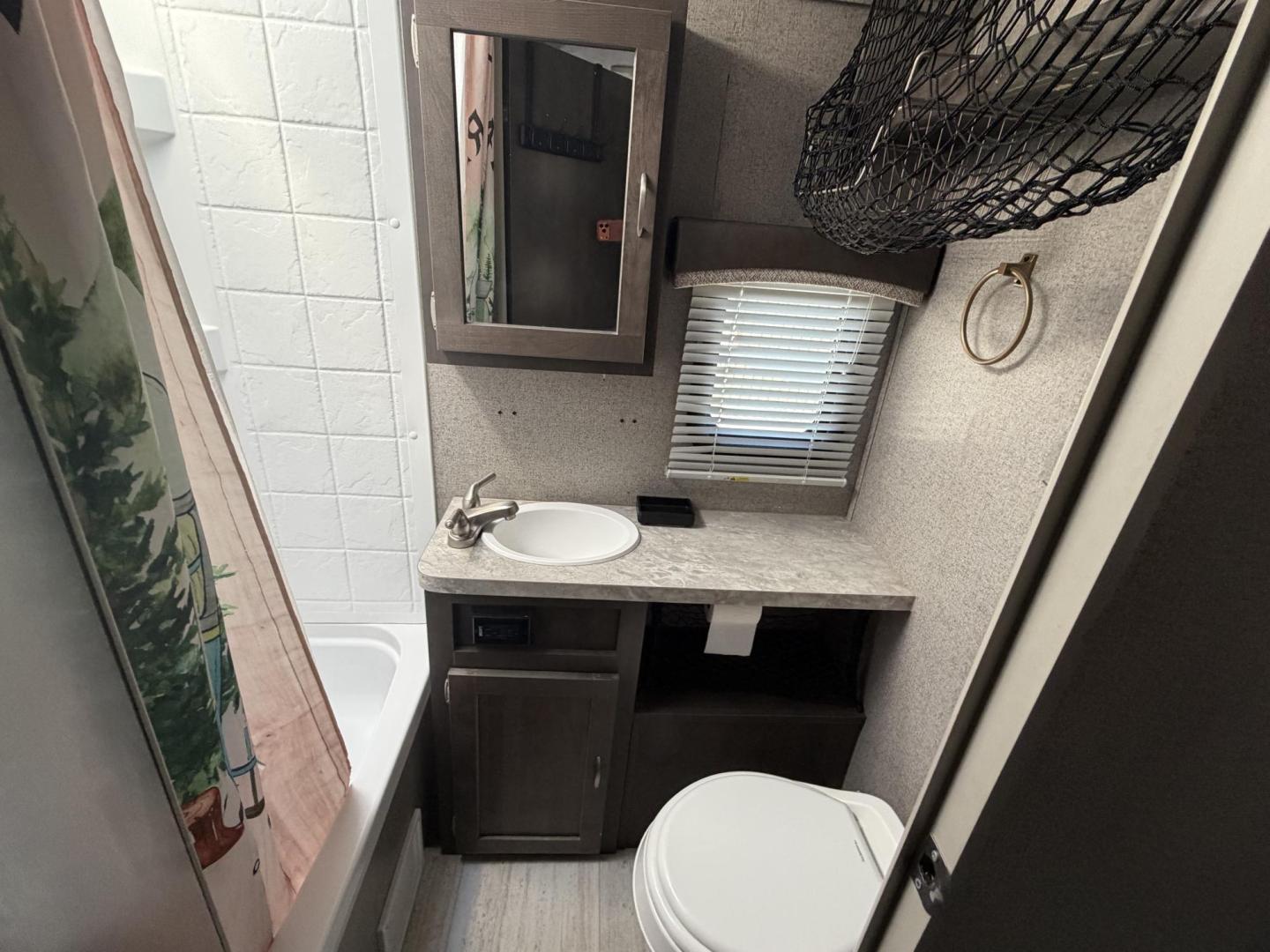 2019 White Forest River Rockwood Mini Lite 2306 - (4X4TRLY27KD) , located at 2190 Hwy 95, Bullhead City, AZ, 86442, (928) 704-0060, 0.000000, 0.000000 - On consignment, This super clean 2019 Forest River Rockwood 2306 travel trailer. Mini Lite. 23 ft. Electric tongue jack. 2 new batteries. electric awning. led lighting . sleeps 6. can easily be towed with half ton truck or suv. GVWR is 2660 lbs. has front folding bed. two bunk beds on side and dini - Photo#16