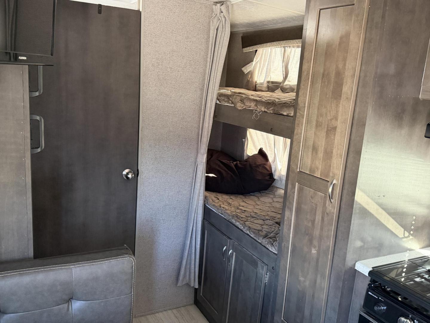2019 White Forest River Rockwood Mini Lite 2306 - (4X4TRLY27KD) , located at 2190 Hwy 95, Bullhead City, AZ, 86442, (928) 704-0060, 0.000000, 0.000000 - On consignment, This super clean 2019 Forest River Rockwood 2306 travel trailer. Mini Lite. 23 ft. Electric tongue jack. 2 new batteries. electric awning. led lighting . sleeps 6. can easily be towed with half ton truck or suv. GVWR is 2660 lbs. has front folding bed. two bunk beds on side and dini - Photo#20