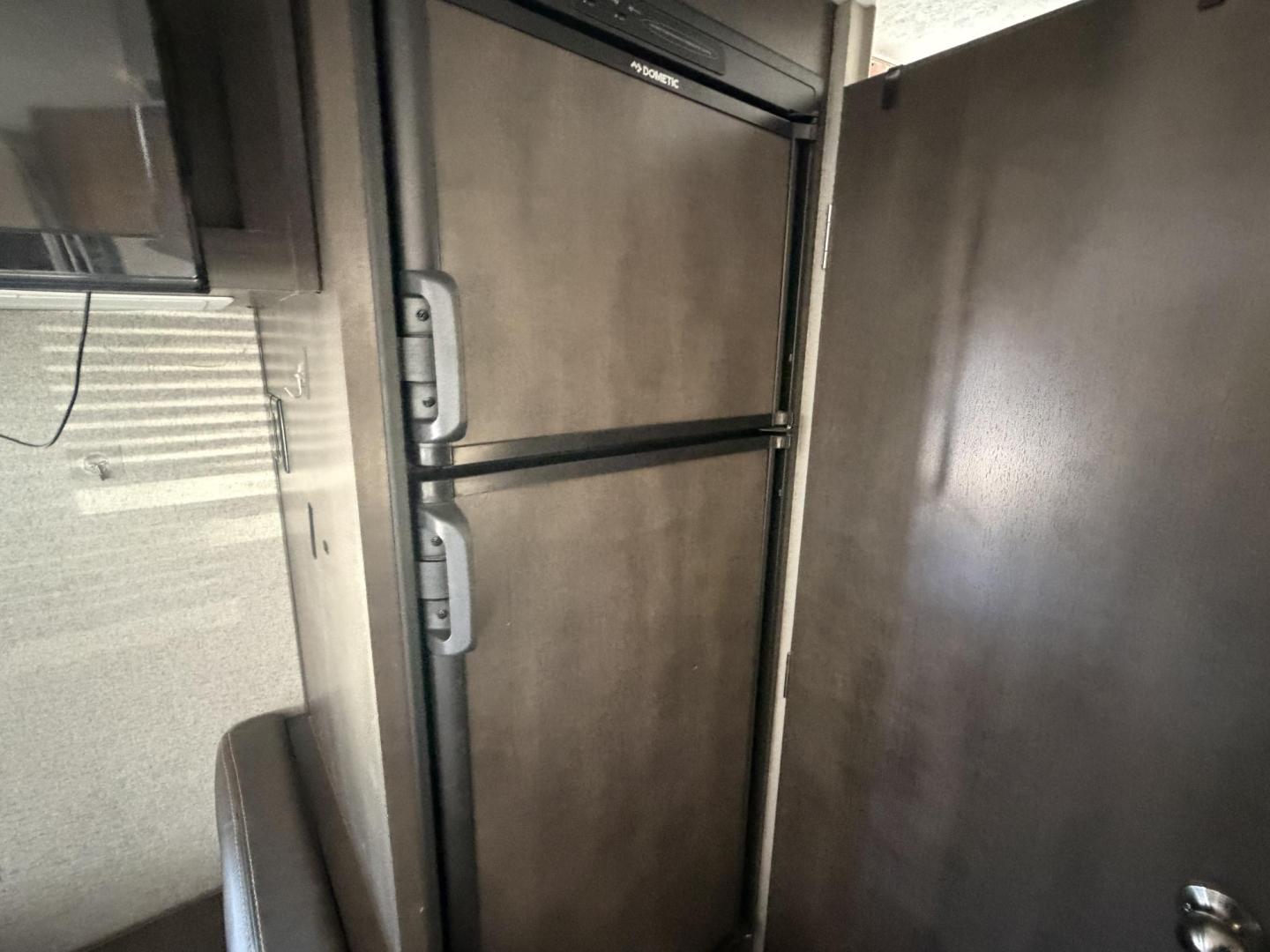 2019 White Forest River Rockwood Mini Lite 2306 - (4X4TRLY27KD) , located at 2190 Hwy 95, Bullhead City, AZ, 86442, (928) 704-0060, 0.000000, 0.000000 - On consignment, This super clean 2019 Forest River Rockwood 2306 travel trailer. Mini Lite. 23 ft. Electric tongue jack. 2 new batteries. electric awning. led lighting . sleeps 6. can easily be towed with half ton truck or suv. GVWR is 2660 lbs. has front folding bed. two bunk beds on side and dini - Photo#21